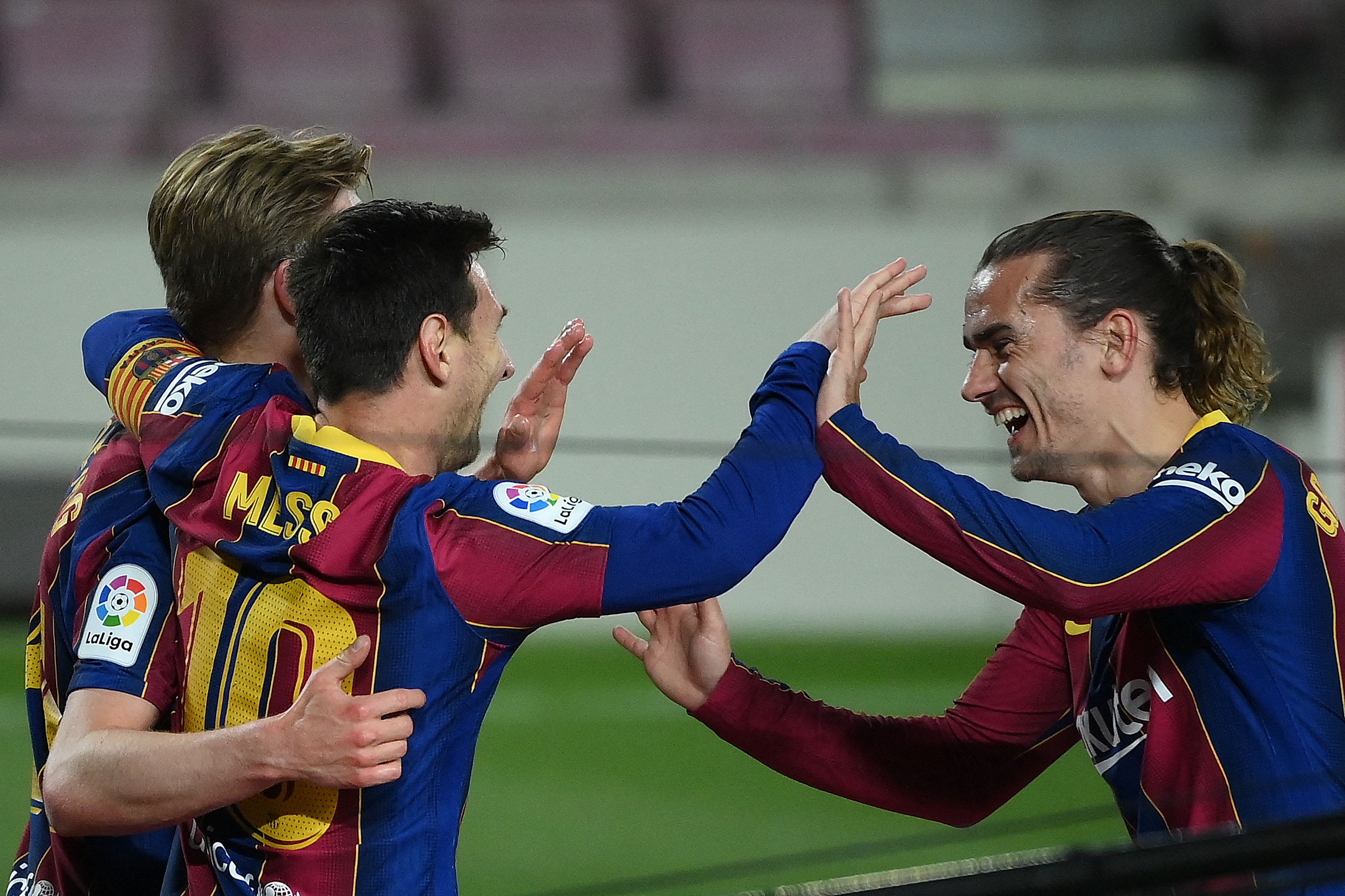 Messi celebra con De Jong y Griezmann uno de los goles al Getafe.