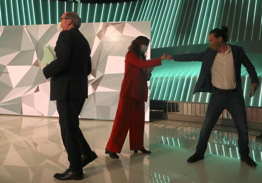Mnica Garca saluda a Pablo Iglesias en presencia de Gabilondo durante el debate de Telemadrid.