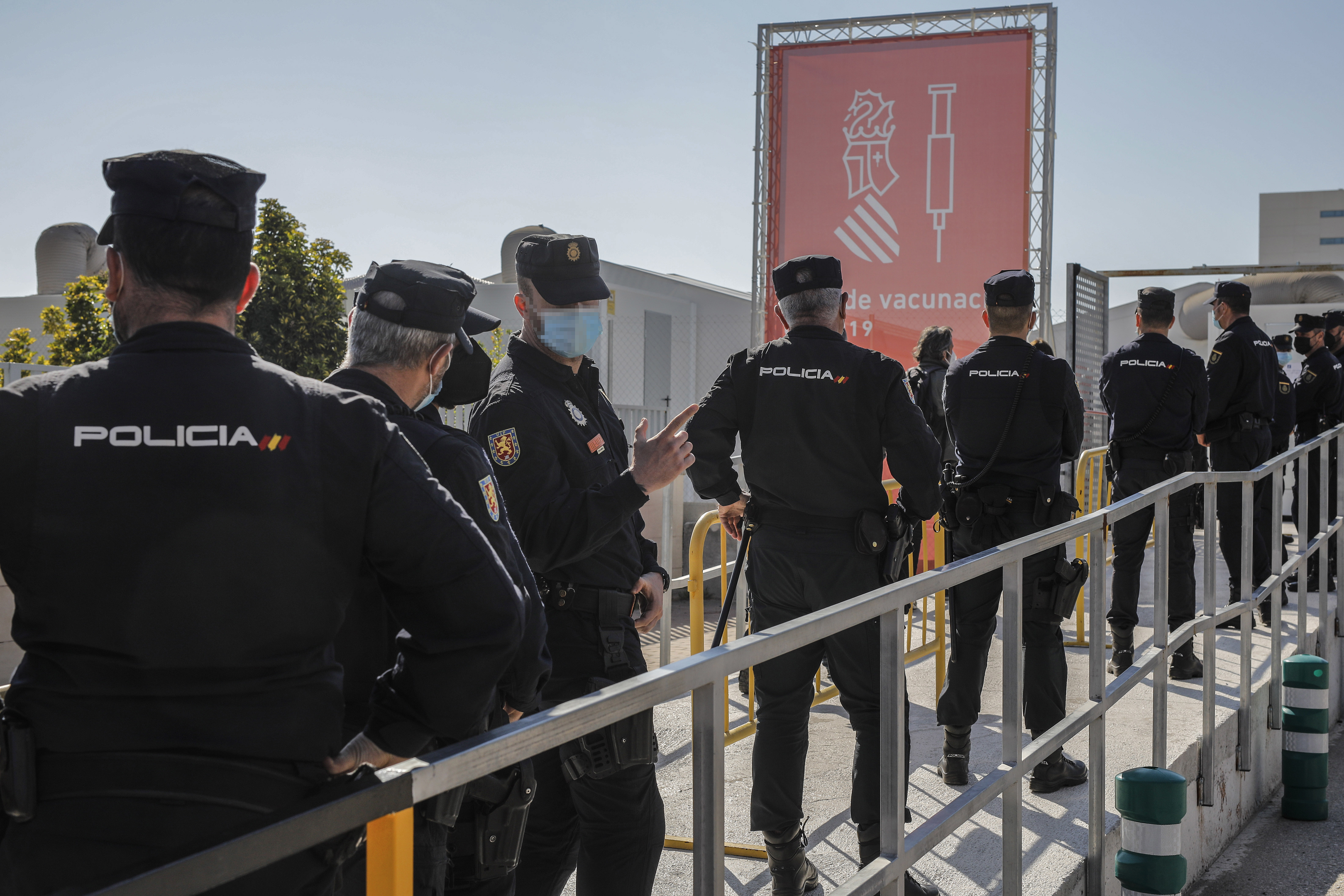 Varios policas nacionales acuden a recibir la primera dosis de AstraZeneca en el Hospital la Fe, en Valencia, el pasado mes de marzo.
