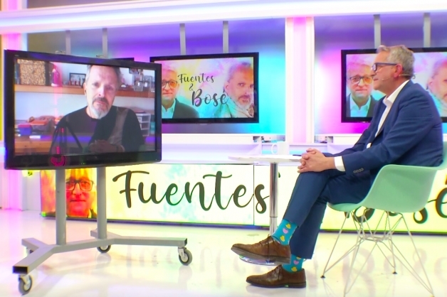 Miguel Bosé, durante su entrevista con Carlos Fuentes en Teve.cat.