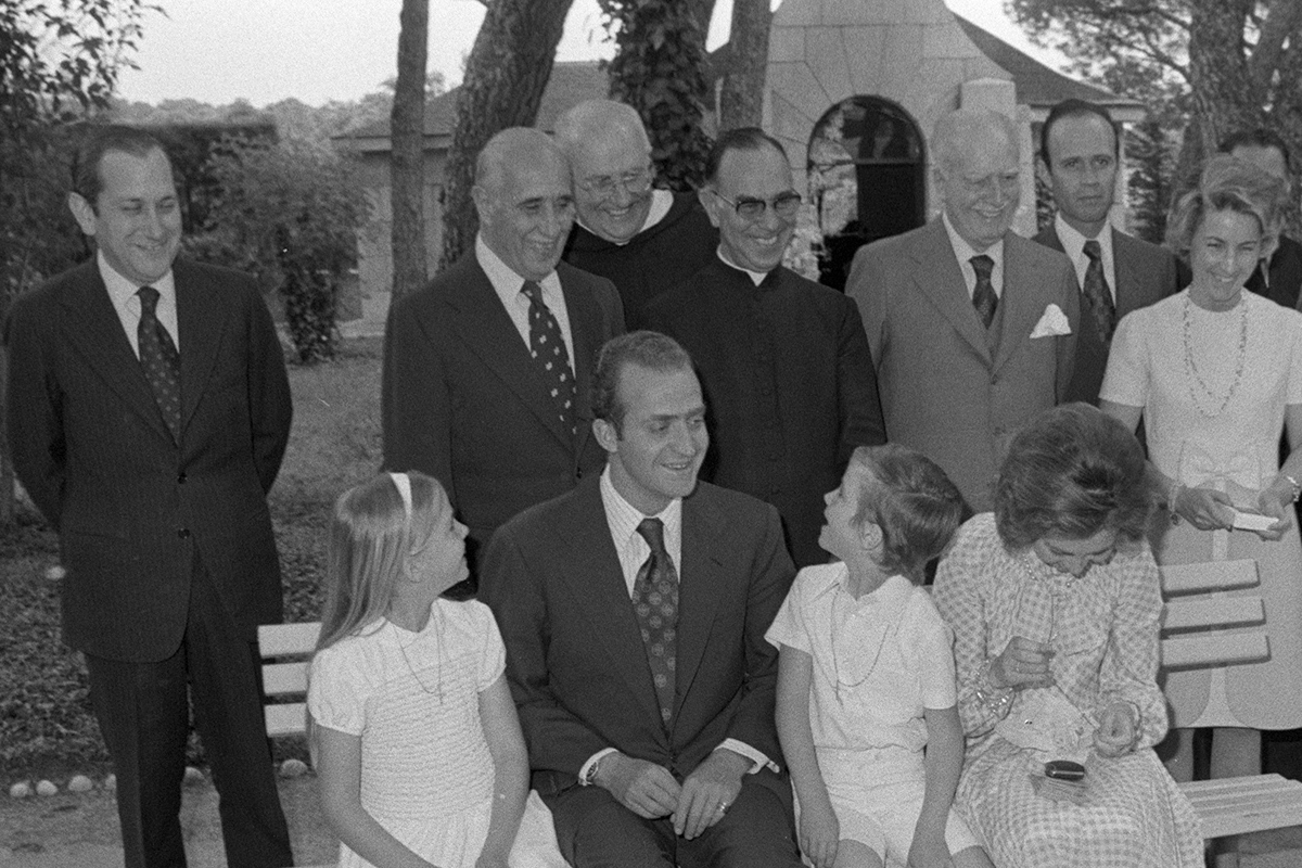 Puig de la Bellacasa (izqda.), con la Familia Real durante la primera comunin del Infante Felipe (futuro Felipe VI).