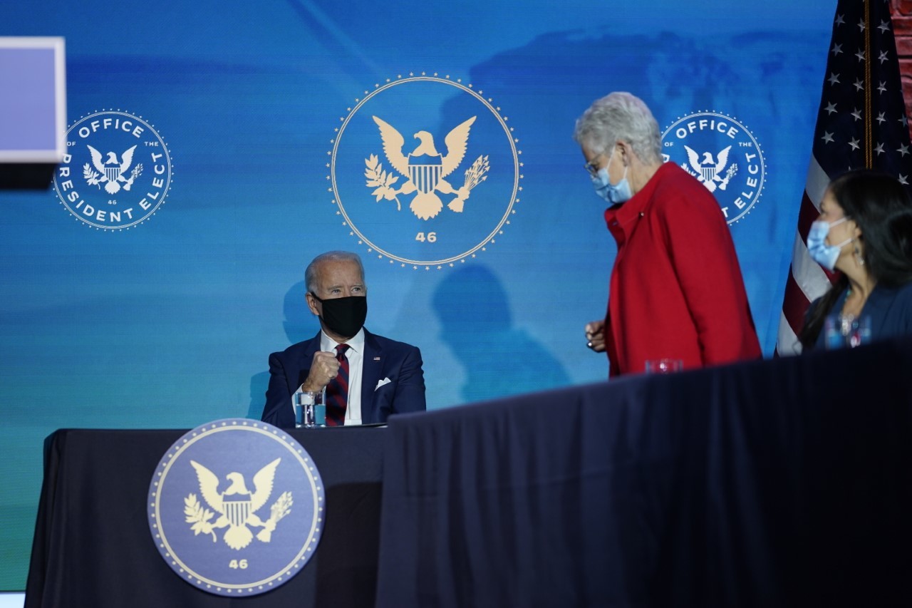 Joe Biden y Gina McCarthy,  asesora nacional del clima
