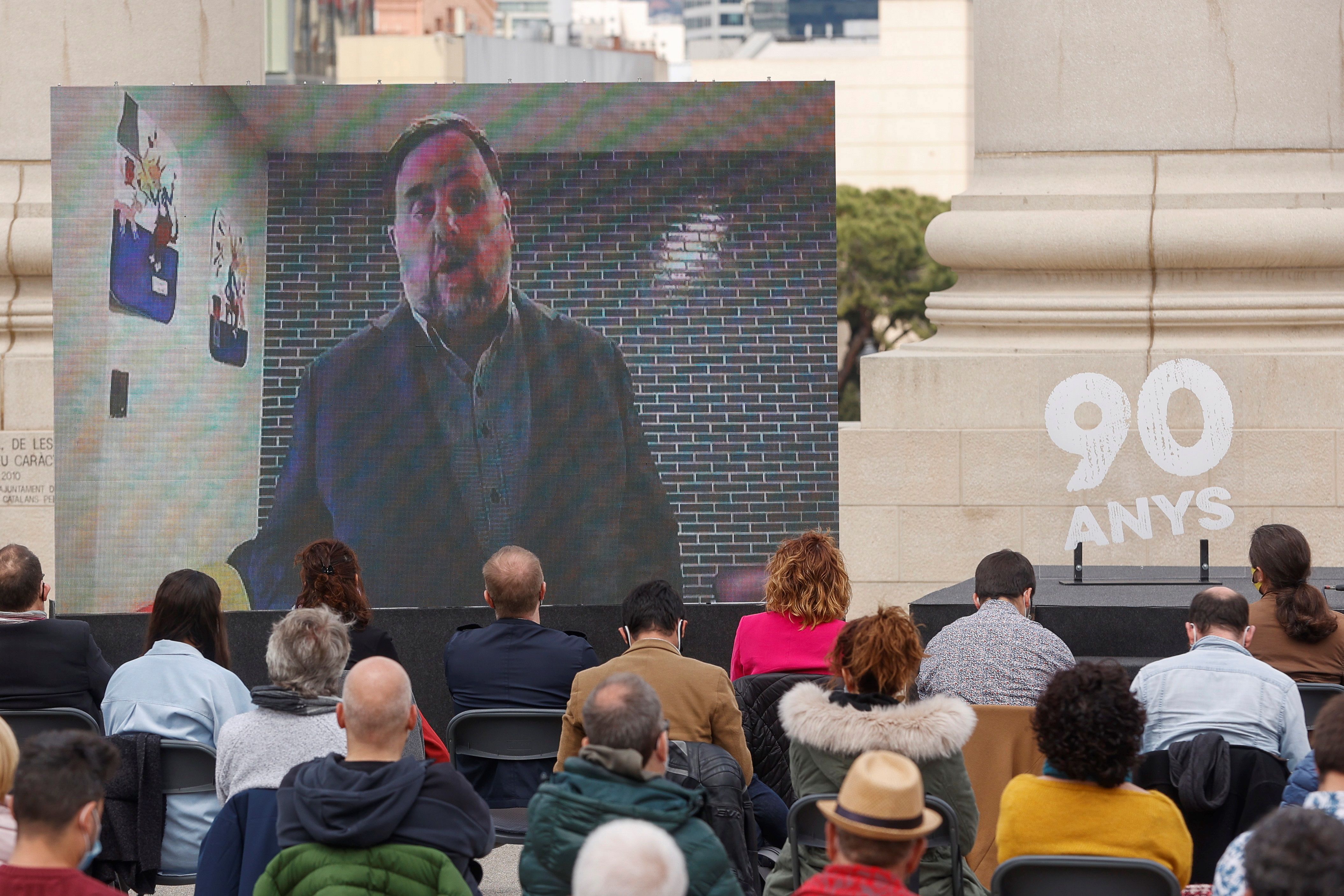 El presidente de ERC, Oriol Junqueras  interviene a través de un video grabado en el acto para conmemorar el 90 aniversario de la proclamación de la "república catalana". EFE/ Quique García