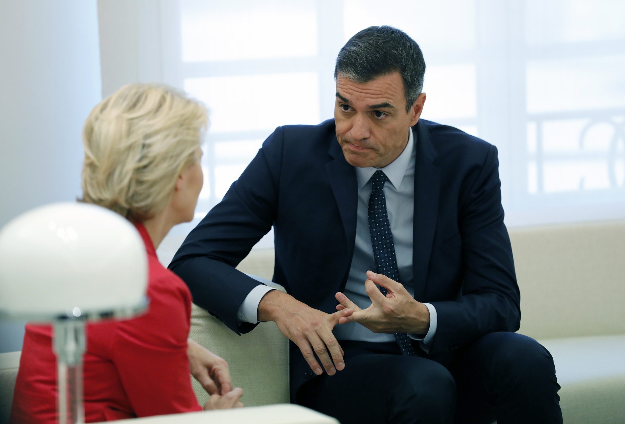 Ursula von der Leyen escucha a Pedro Snchez durante la visita de la primera a Moncloa en el verano de 2019.