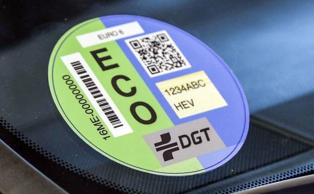 La DGT comienza a vender las etiquetas medioambientales a 5 euros
