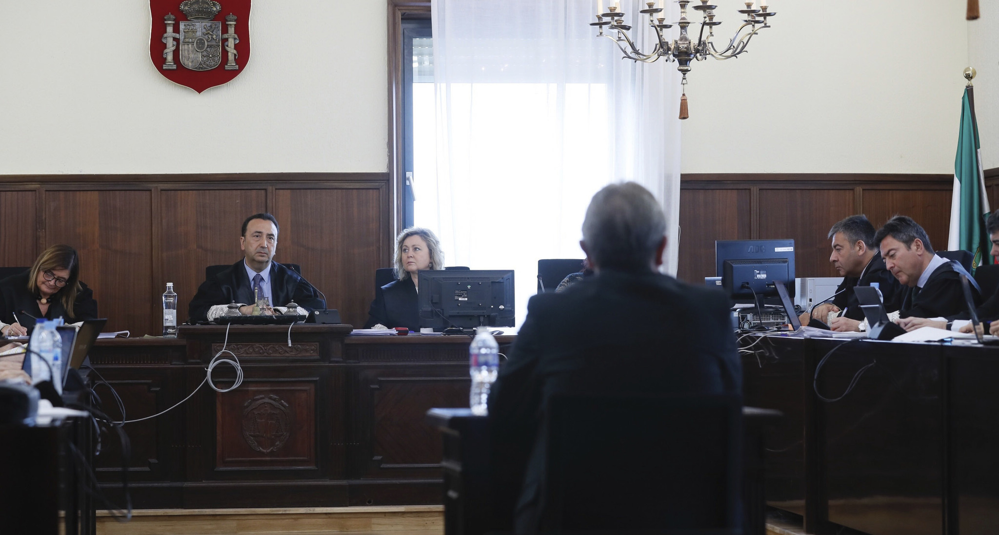 De espaldas, el ex consejero de Empleo, Manuel Recio, declarando en la Audiencia de Sevilla en el juicio de los ERE sobre la conocida como pieza poltica.