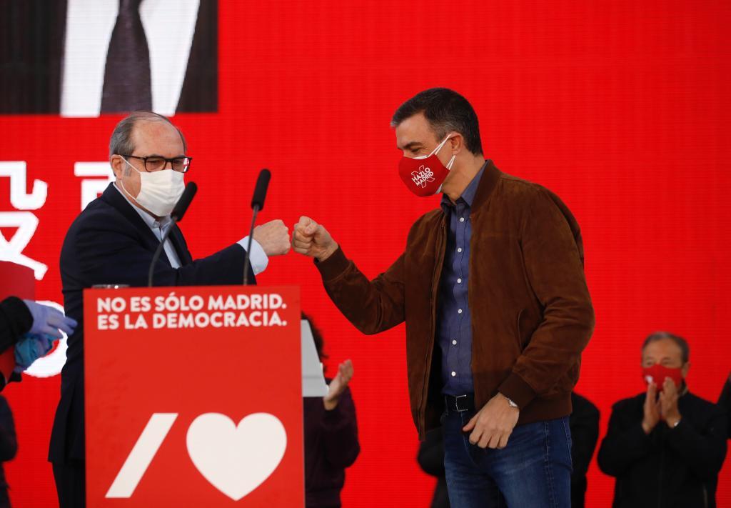 ngel Gabilondo y Pedro Snchez, en un acto electoral, ayer, en Getafe.