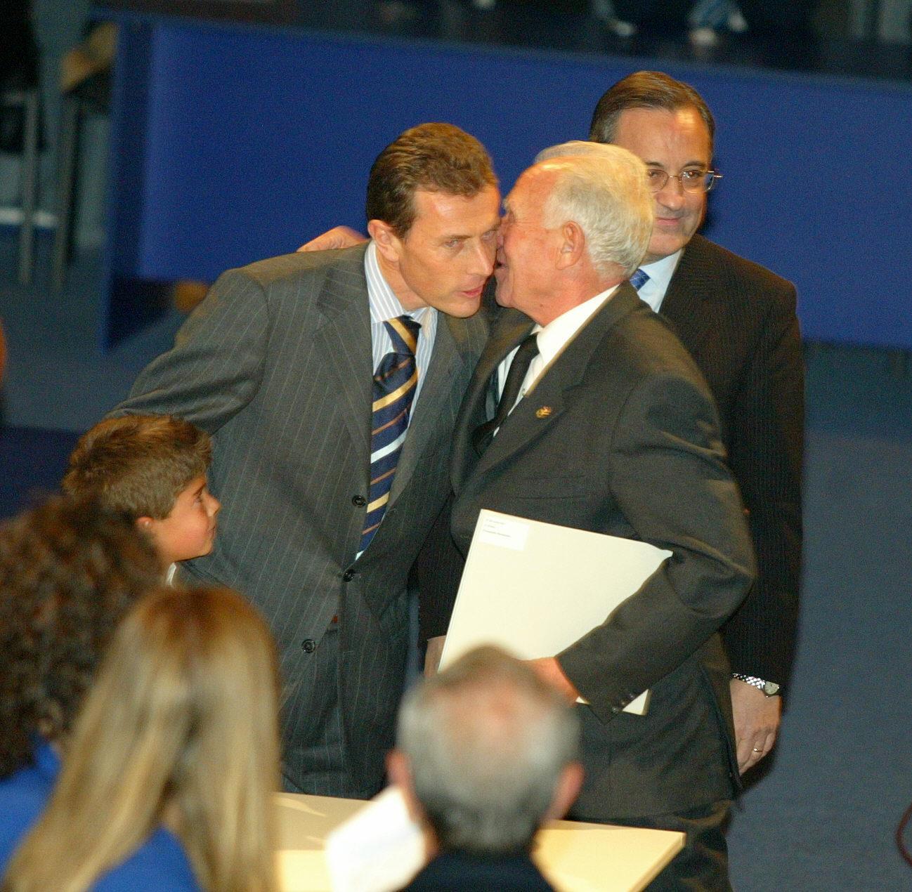 Emilio Butragueo junto a su padre en 2011 durante las entregas de insignias de oro y brillantes