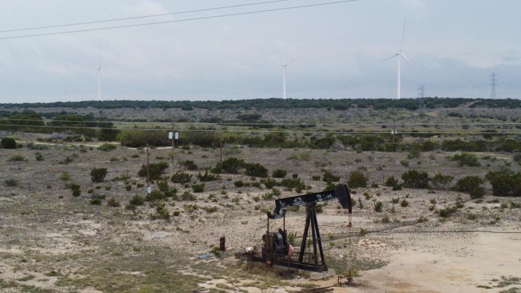 Aerogeneradores instalados tras una antigua grúa utilizada para extraer petróleo en Texas (EEUU)