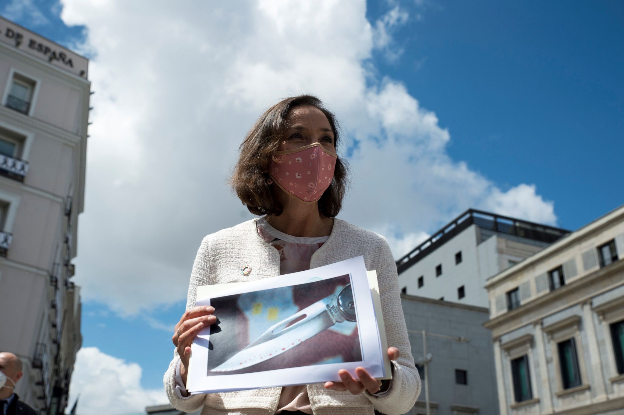 La ministra Reyes Maroto muestra una fotografa de la navaja ensangrentada que ha recibido.