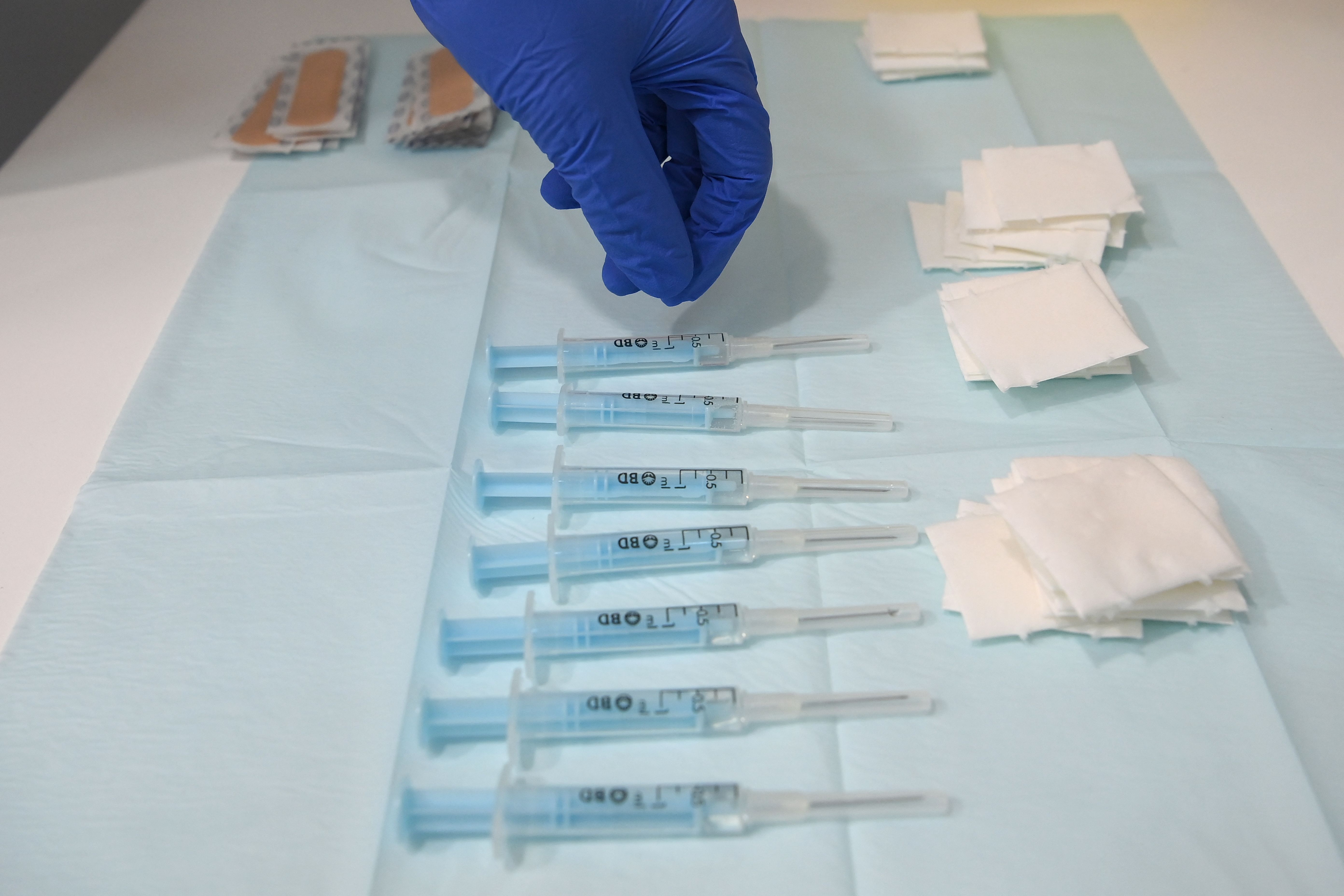 Una enfermera selecciona una jeringuilla preparada con una dosis de la vacuna anticovid de AstraZeneca.