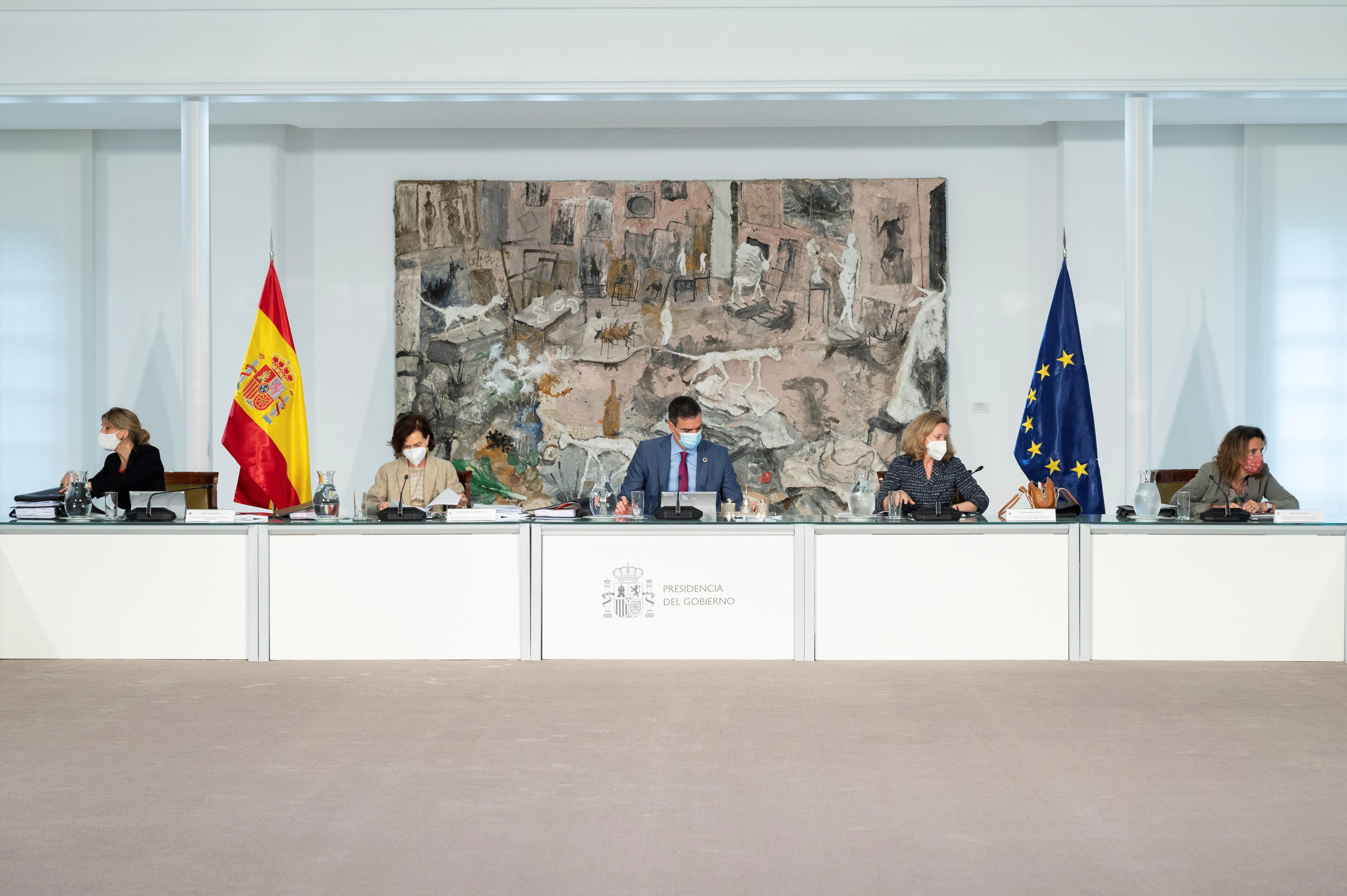Pedro Sánchez, Yolanda Díaz, Carmen Calvo, Nadia Calviño, y Teresa Ribera, durante la reunión del Consejo de Ministros