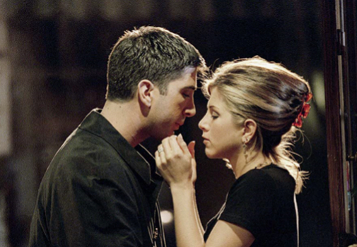 El primer beso de Rachel y Ross en 'Friends', pinza mediante.