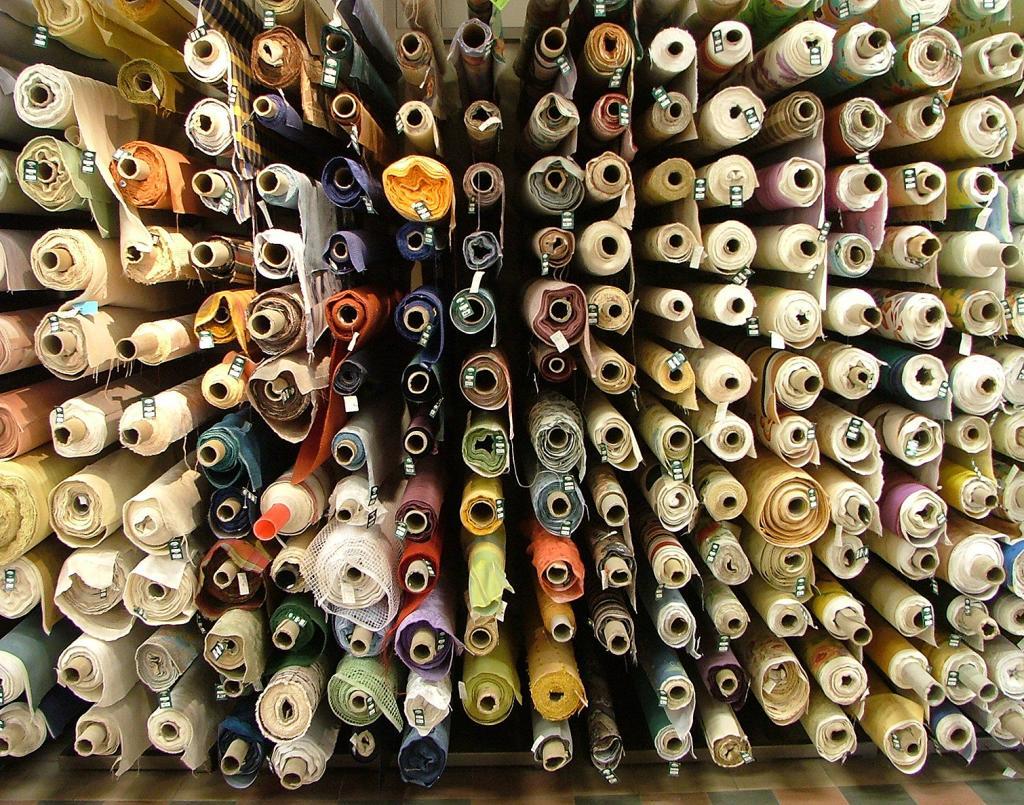 Rollos de telas de distintos colores.