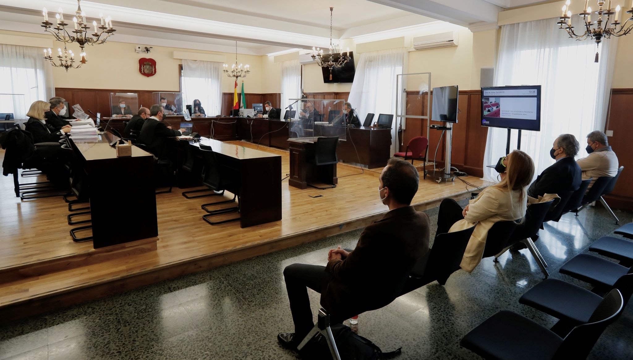 De espaldas, los cuatro acusados: Cristbal Cantos, Juana Martn, Prez-Sauquillo y Nieto, ante el tribunal que los juzga.