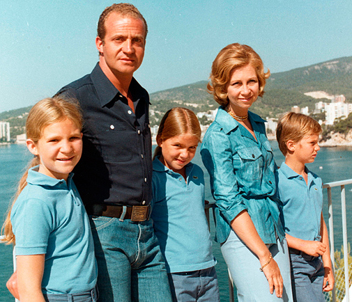 Los Reyes Juan Carlos y Sofa con sus hijos en Palma.