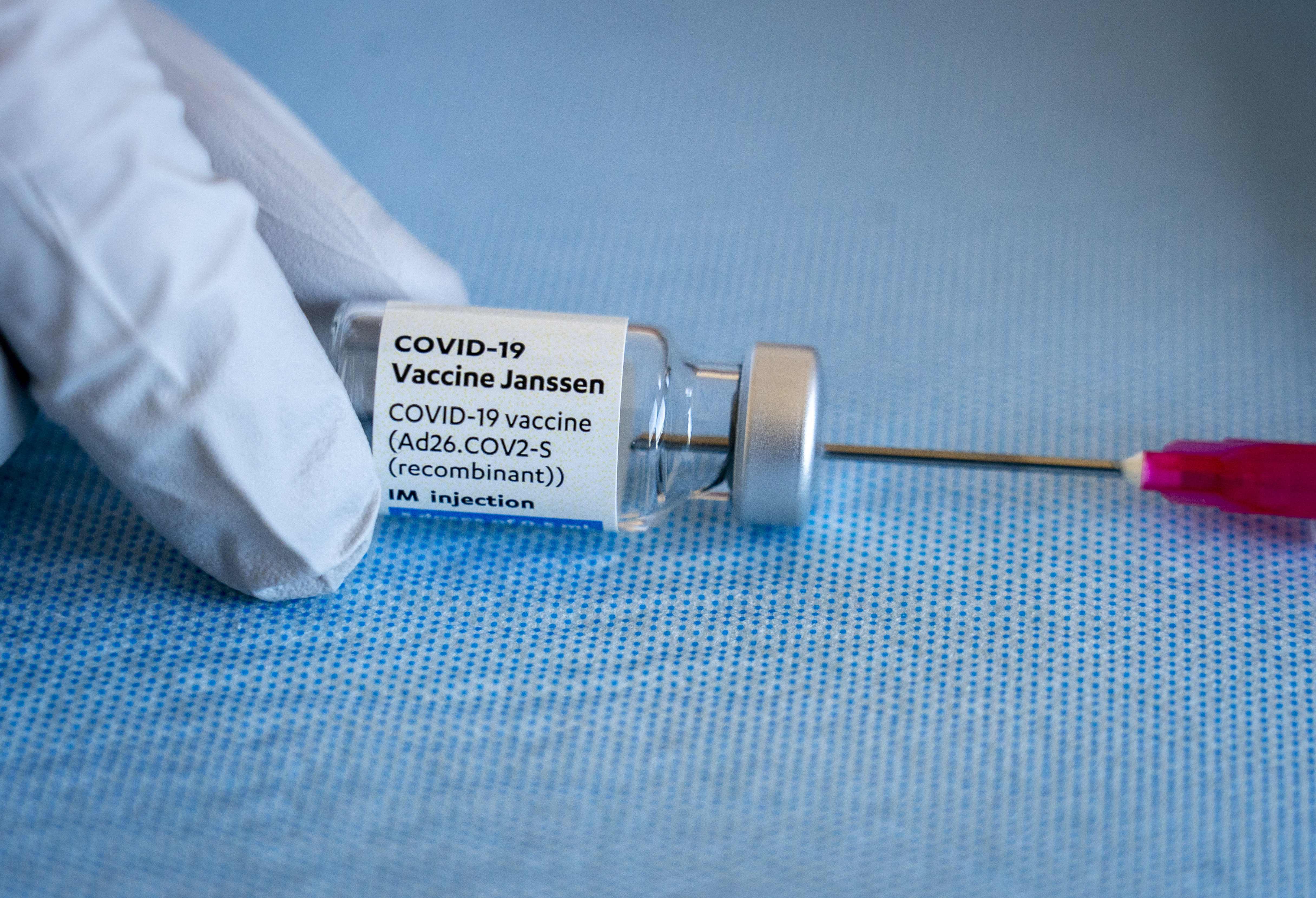 Preparacin de la vacuna de Janssen contra el Covid-19