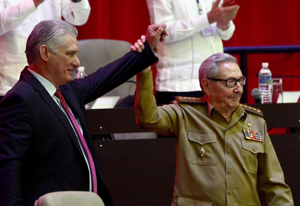 Raúl Castro da el relevo en el PCC a Miguel Díaz-Canel.