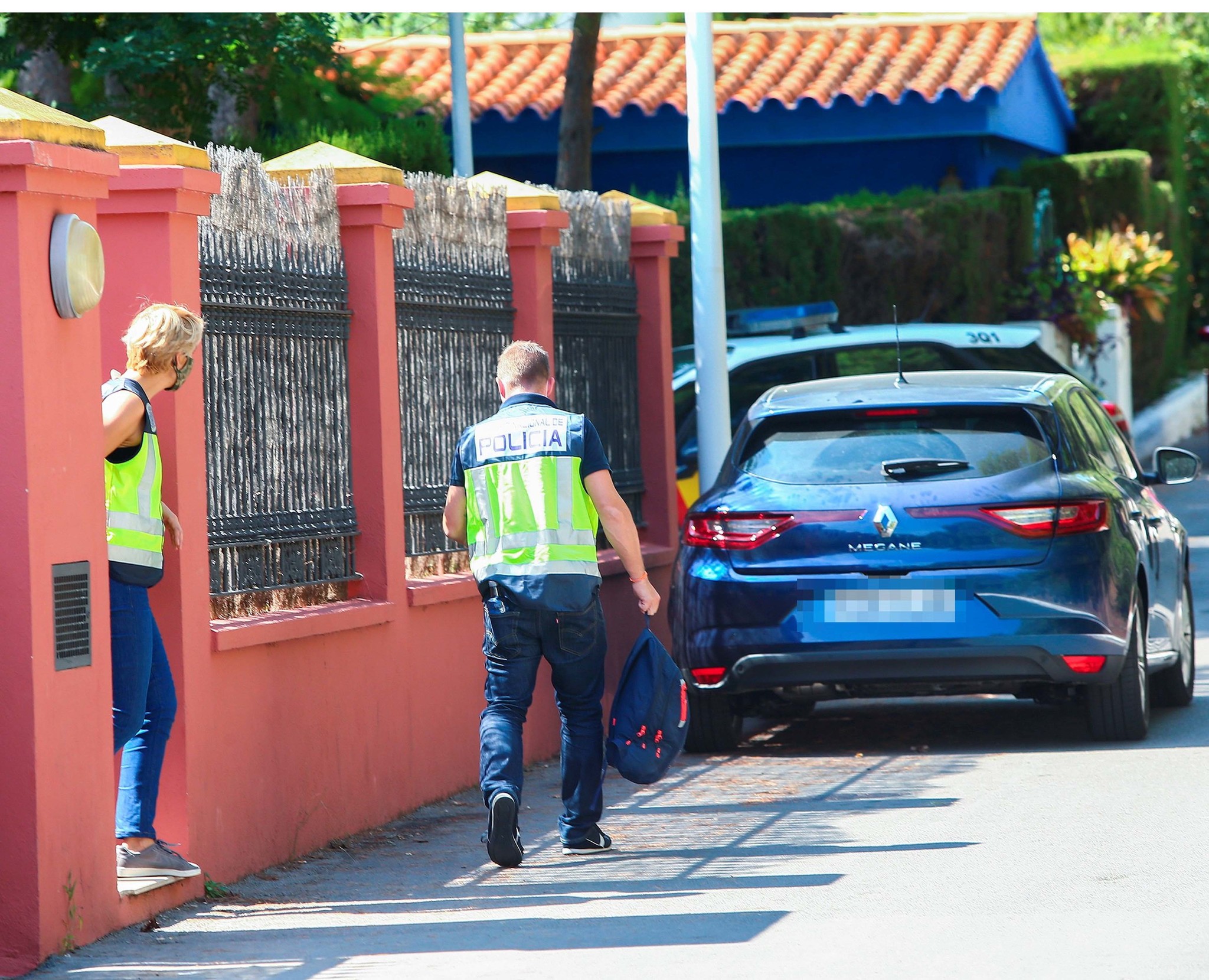 Agentes de la Polica Nacional retiran material informtico del domicilio de Carlos Fabra en Oropesa.