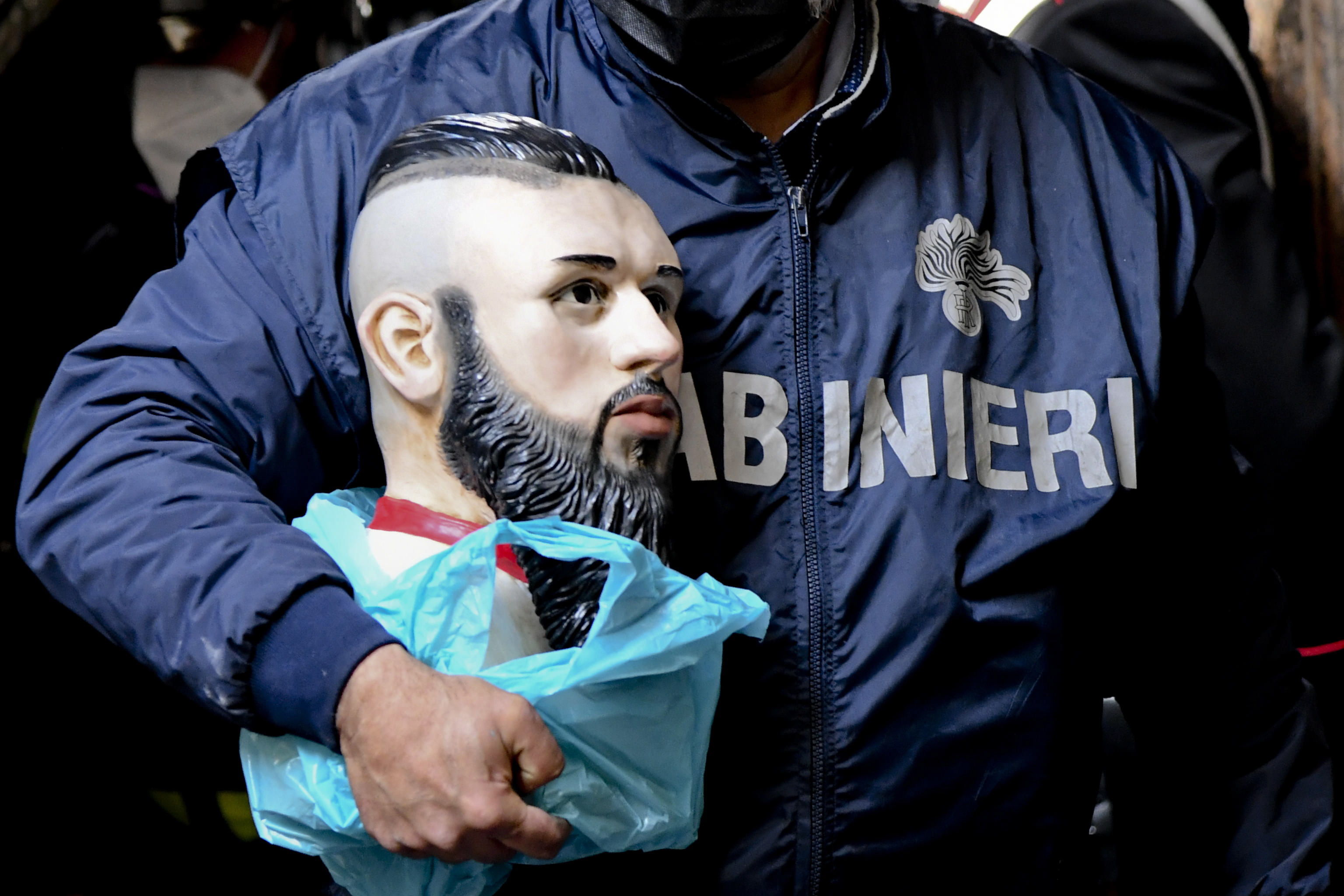 Un polca retira el busto con las cenizas del 'baby boss' Emanuele Sibillo.