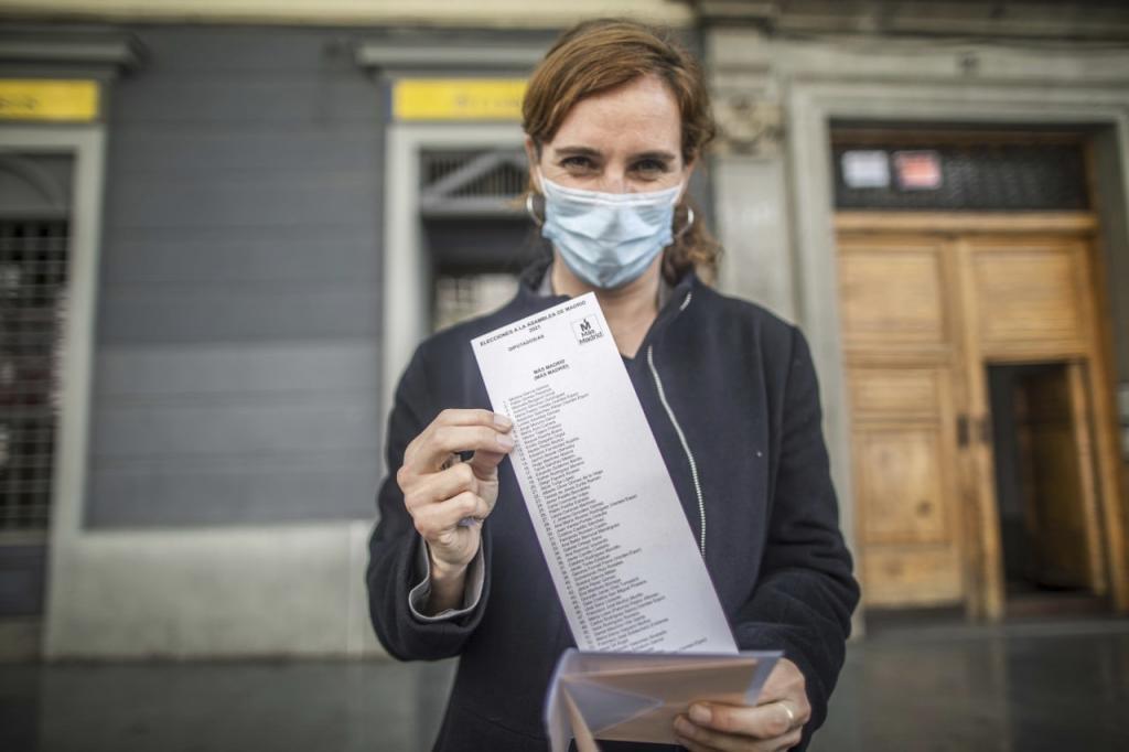 Mnica Garca, candidata de Ms Madrid, ayer tras votar por Correo.