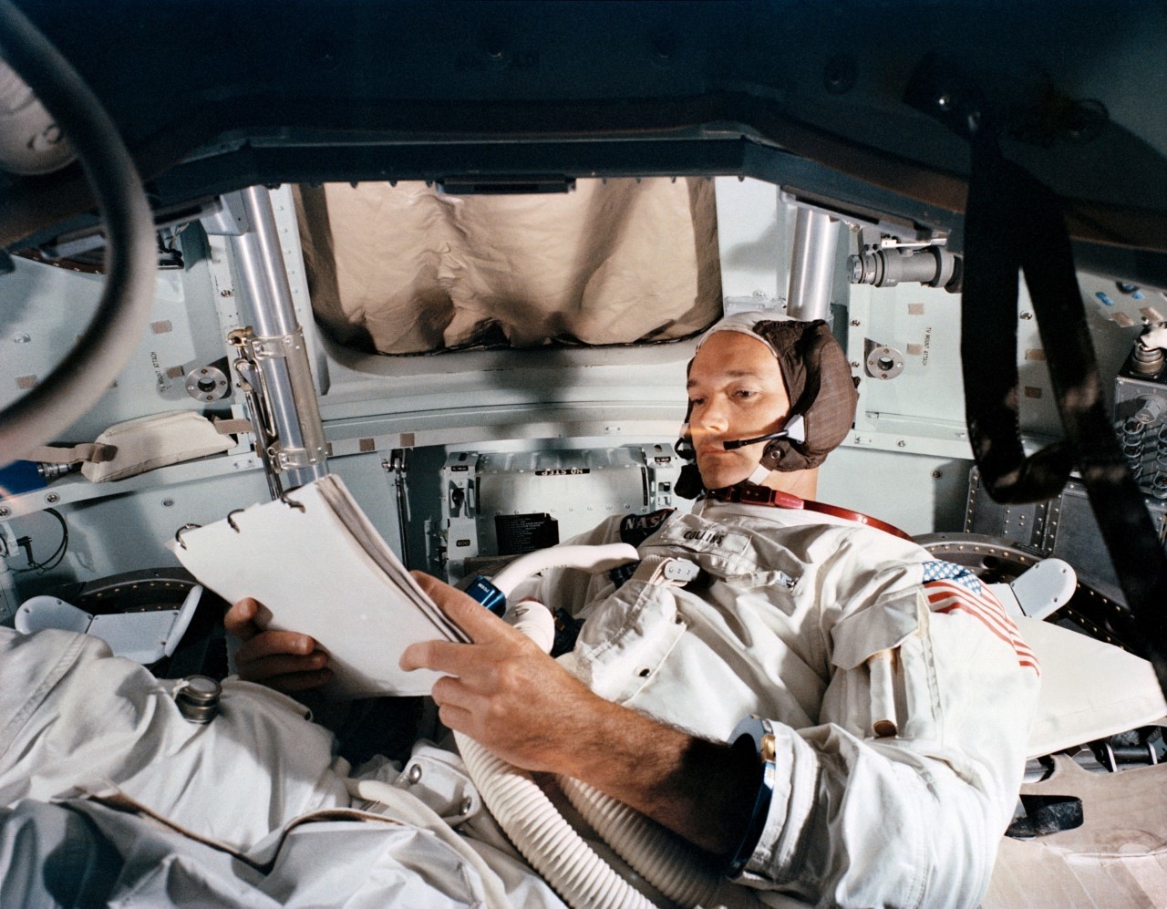 Michael Collins, en el simulador del Kennedy Space Center