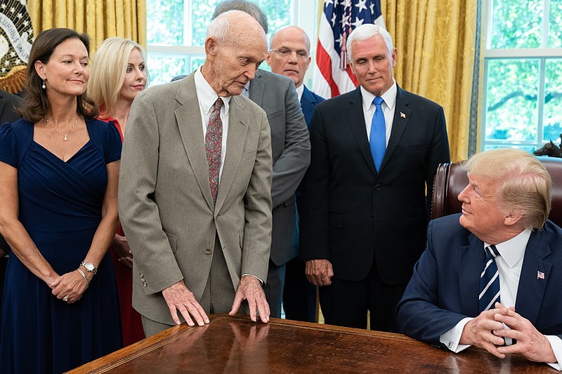 Michael Collins con el entonces presidente de EEUU, Donald Trump, y el vicepresidente, Mike Pence, en 2019