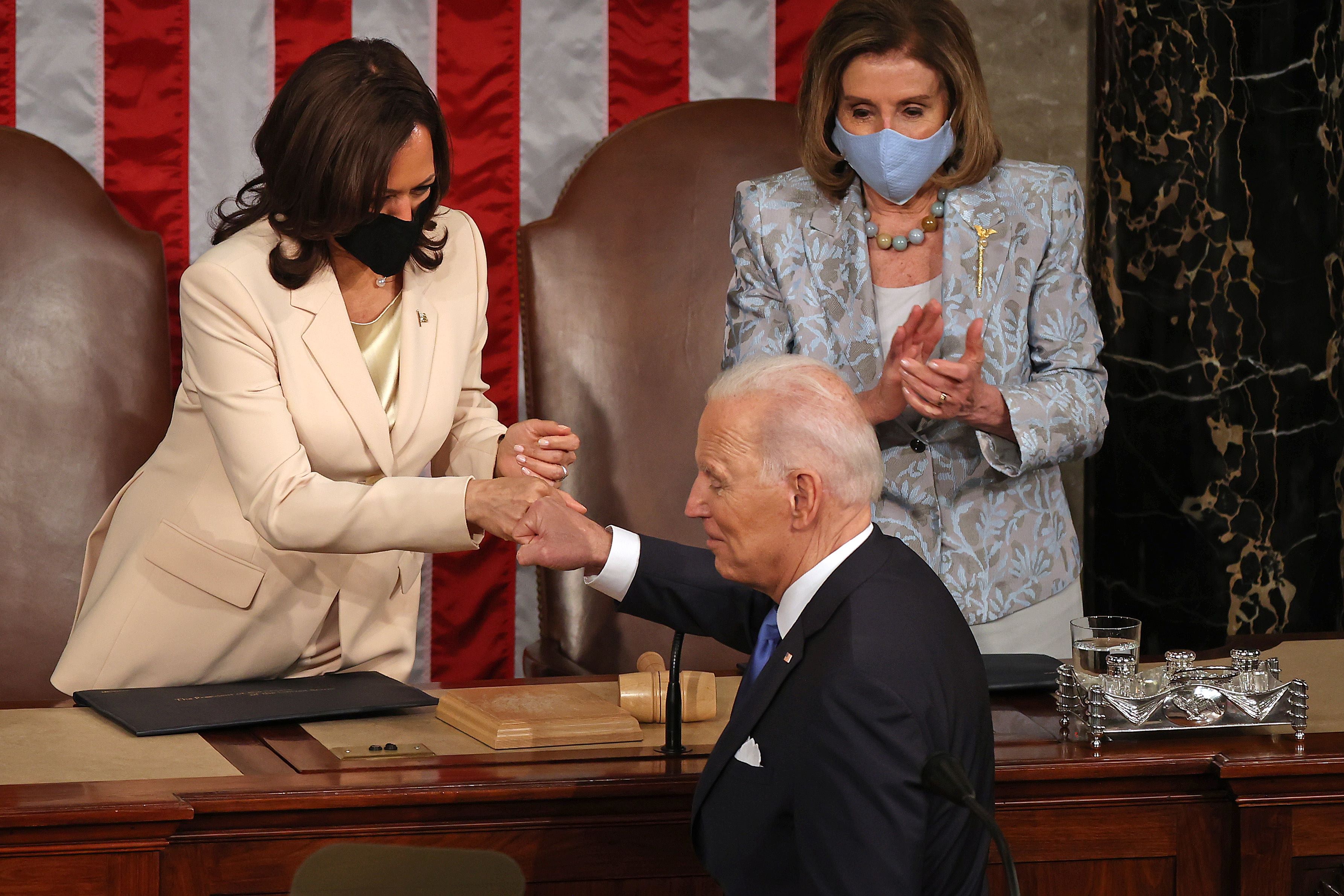 Joe Biden junto a la vicepresidenta, Kamala Harris, y Nancy Pelosi.