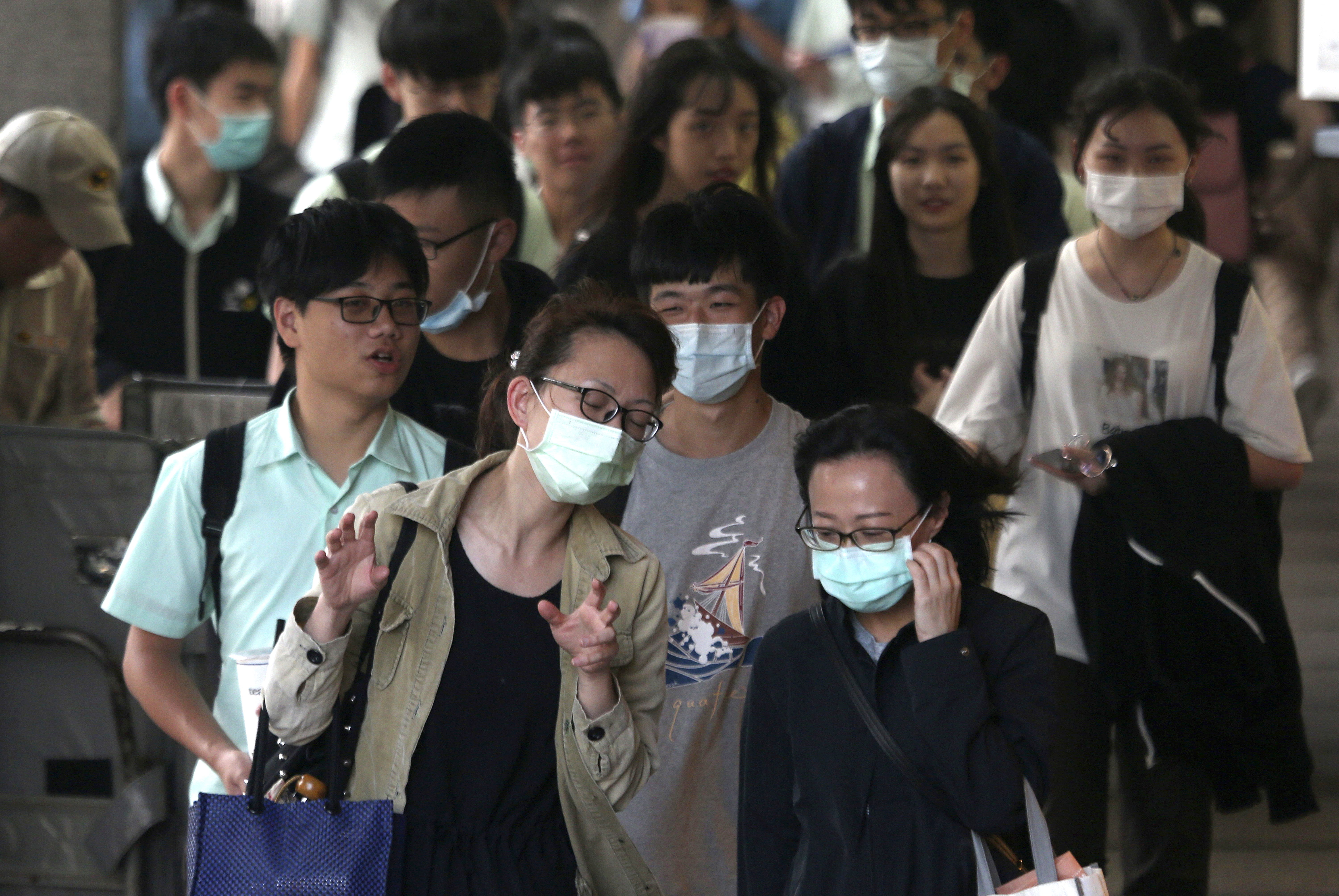 Ciudadanos con mascarilla en Taipei.