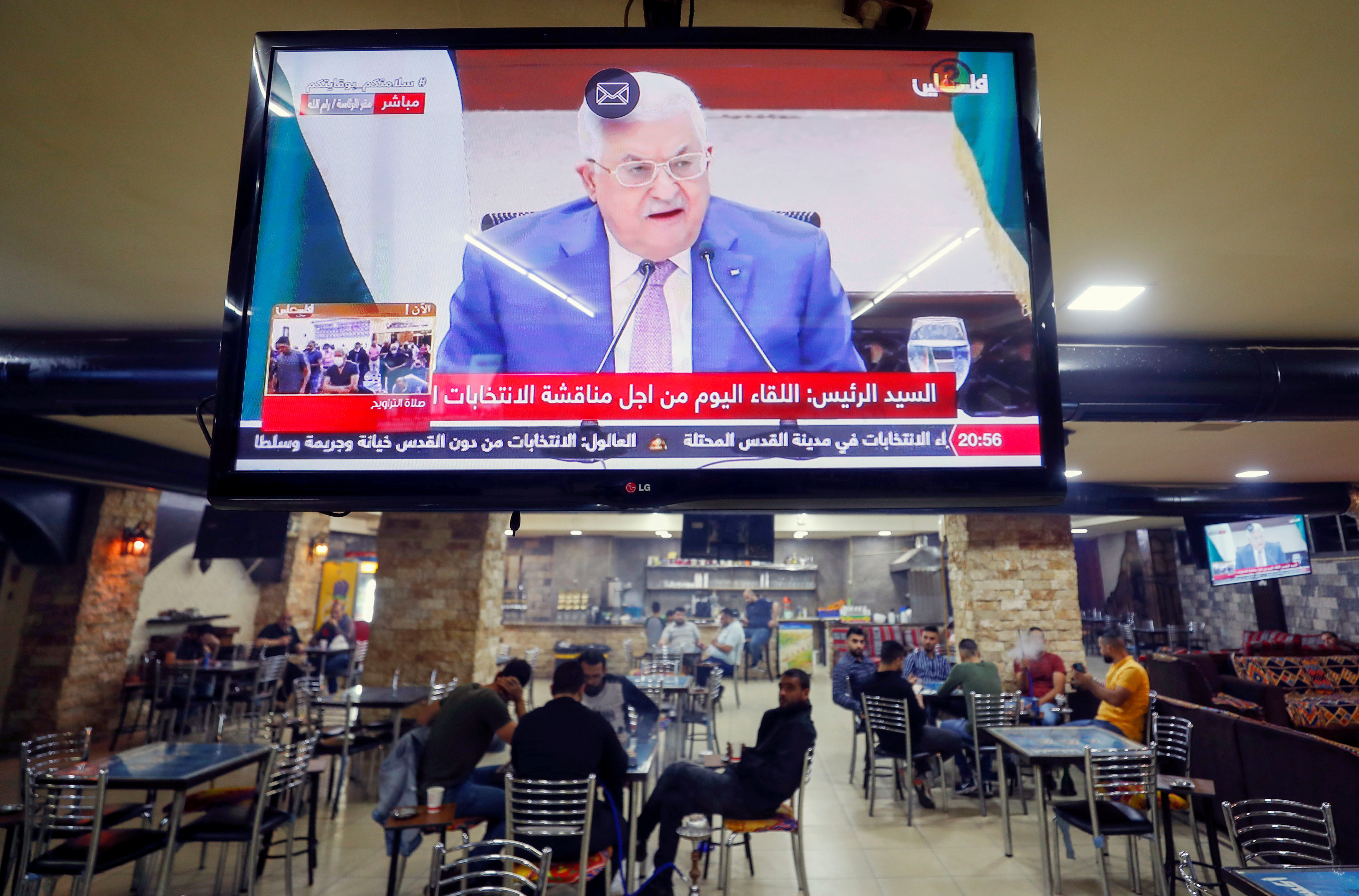 Una pantalla emite una alocucin del presidente de la autoridad palestina.