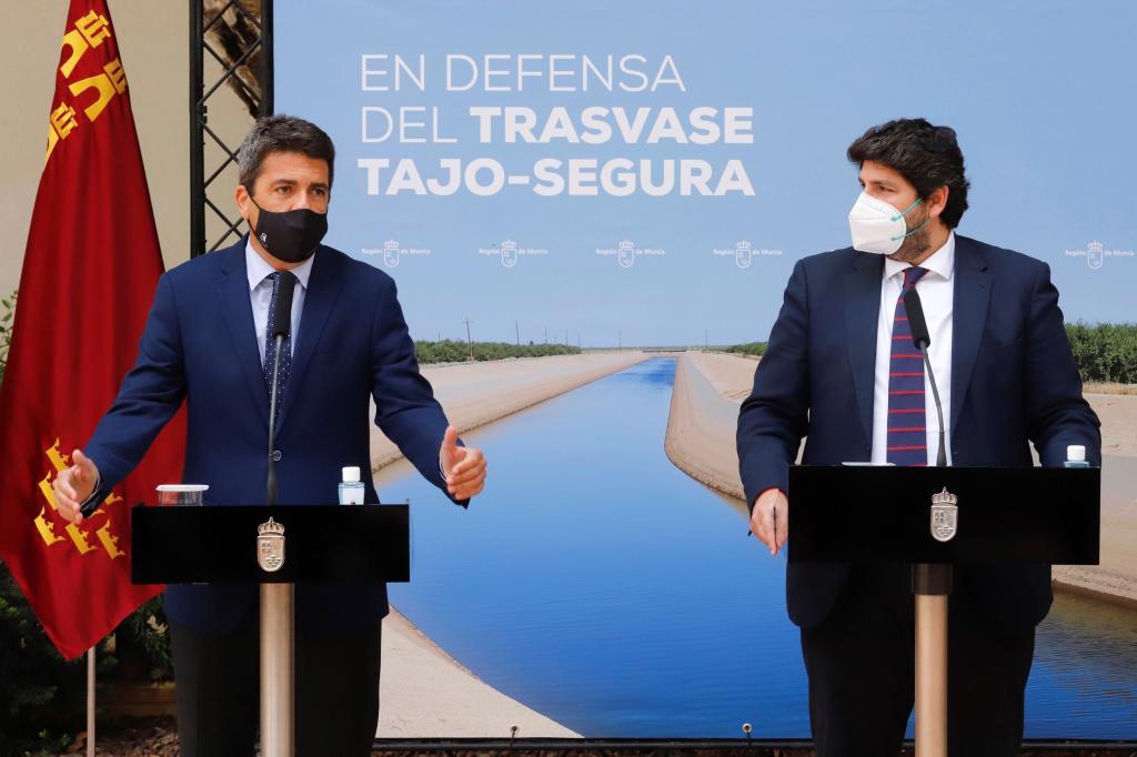Fernando Lpez Miras (d), presidente de Murcia, junto a Carlos Mazn, presidente de la Diputacin de Alicante.