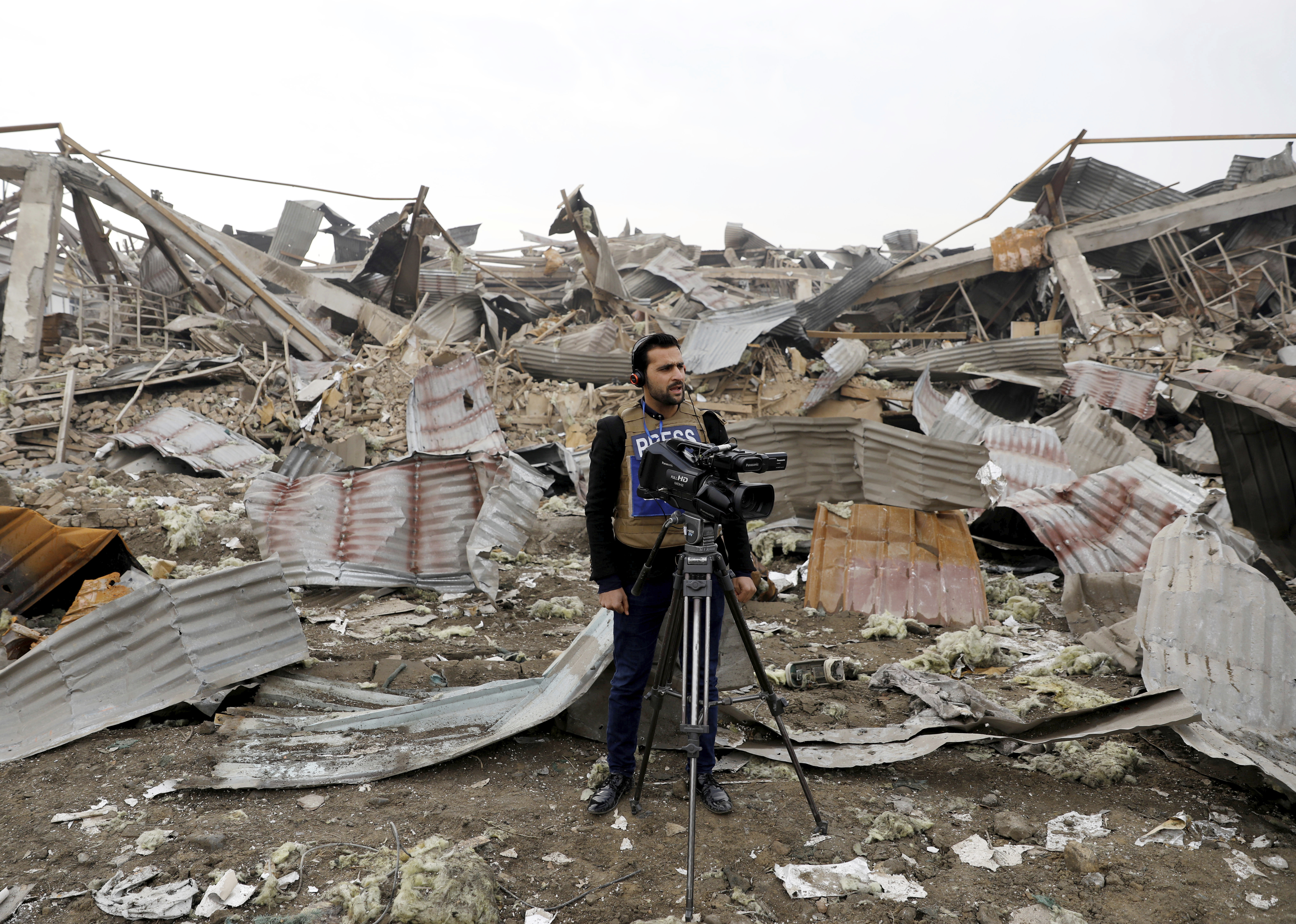 Un periodista filma en el lugar de un atentado en Kabul.