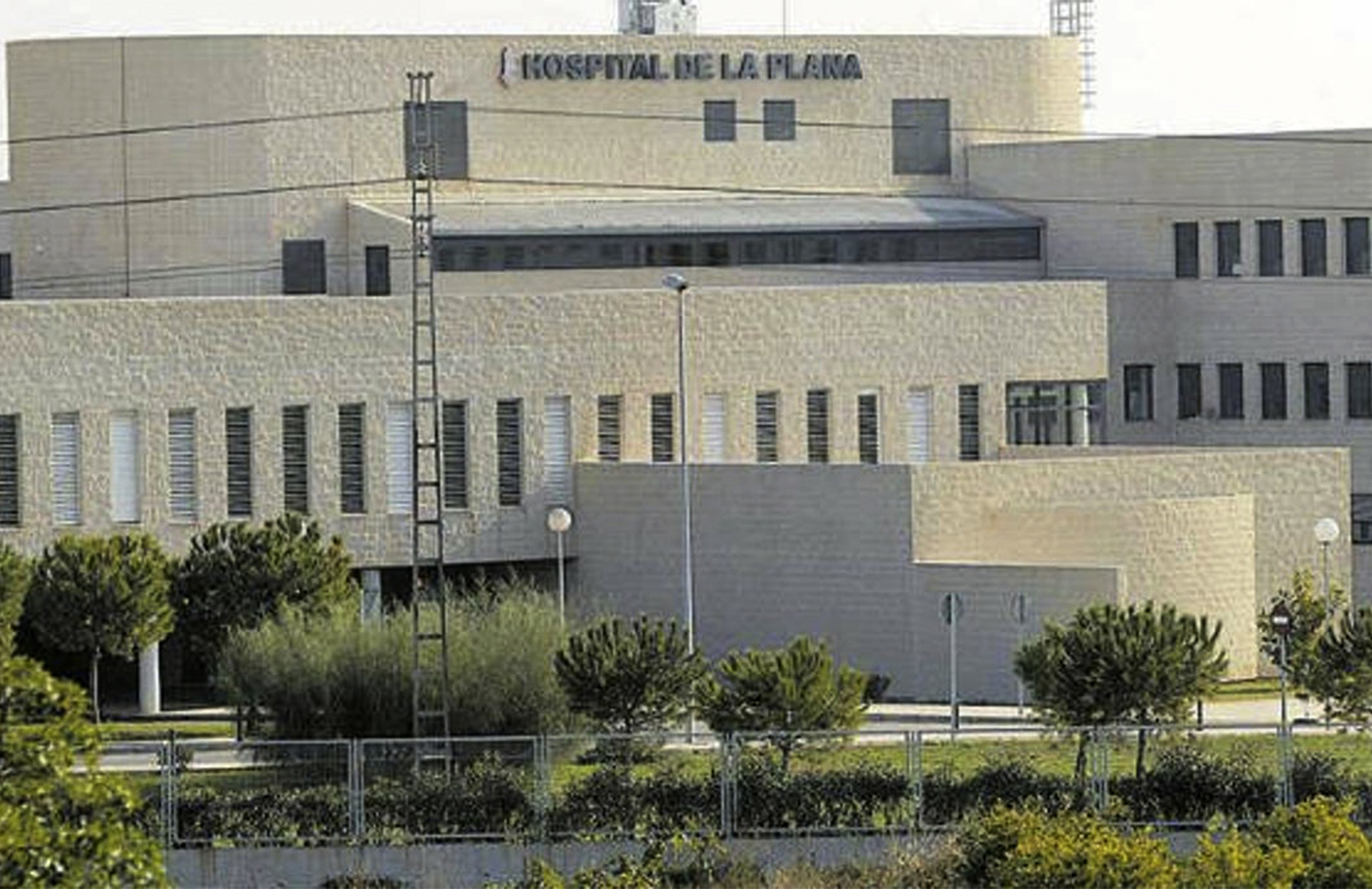 Fachada del Hospital de La Plana.