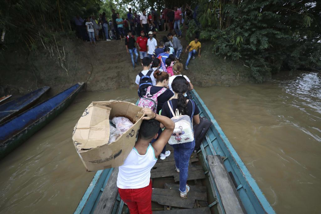 Exiliados venezolanos llegando a la frontera con Colombia, el pasado mes de marzo.