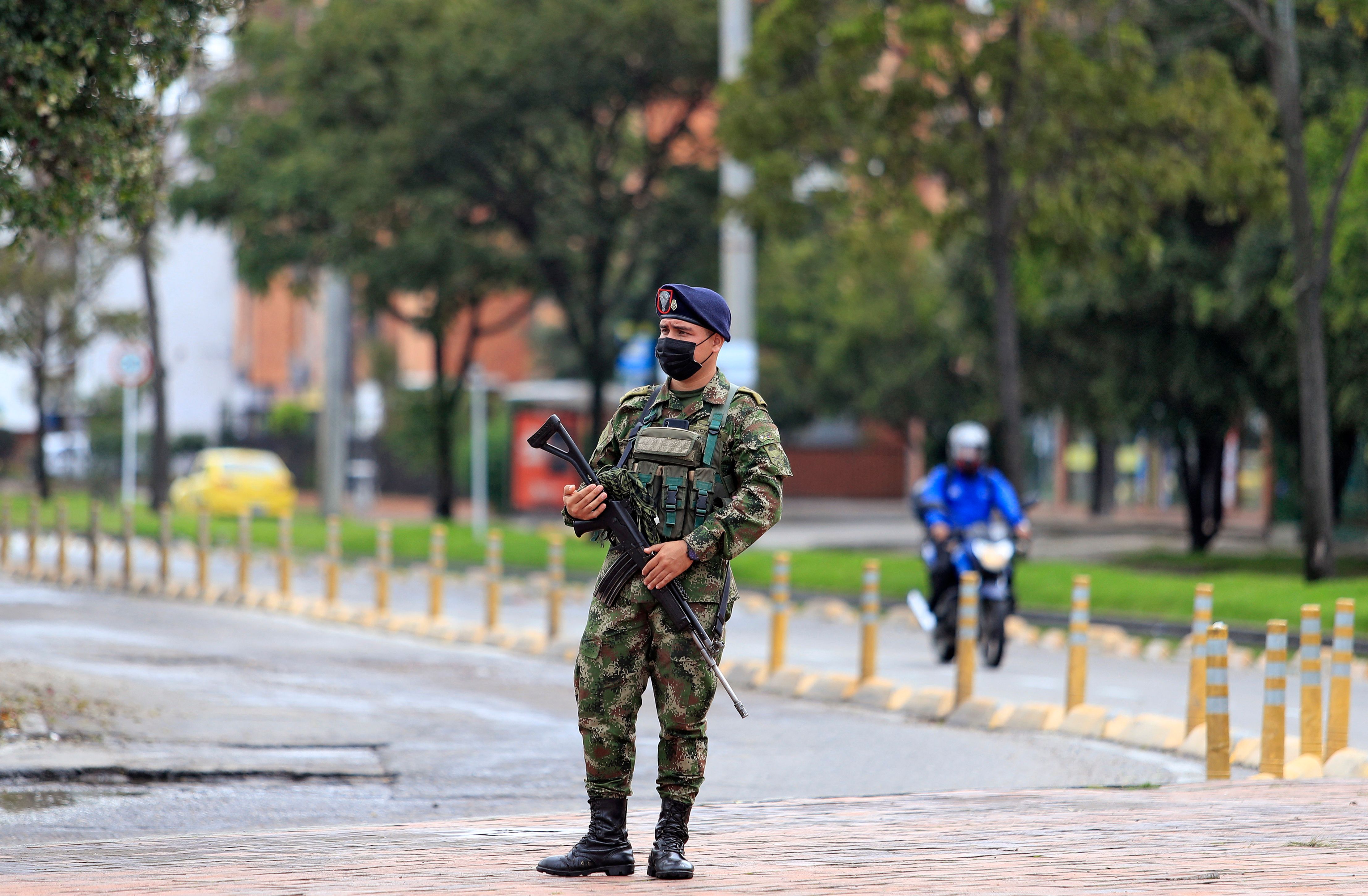 Militares desplegados en las calles de Bogotá.