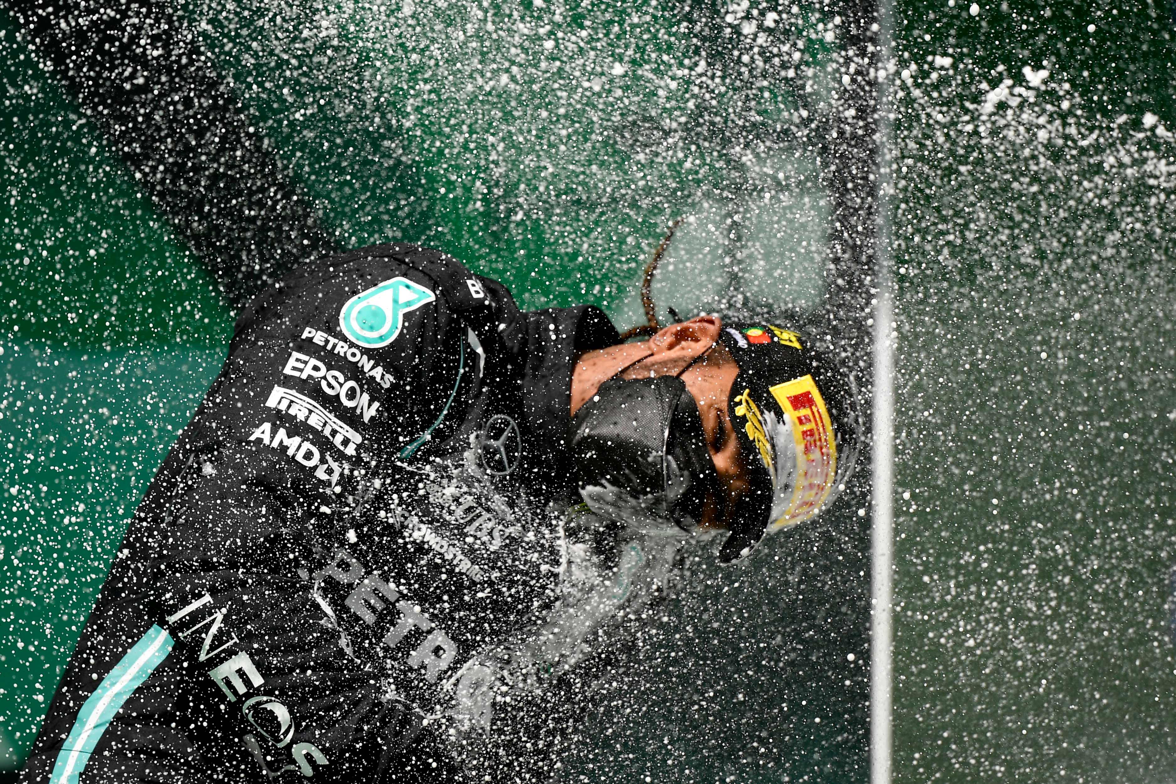 La felicidad de Hamilton, en el podio del GP de Portugal.