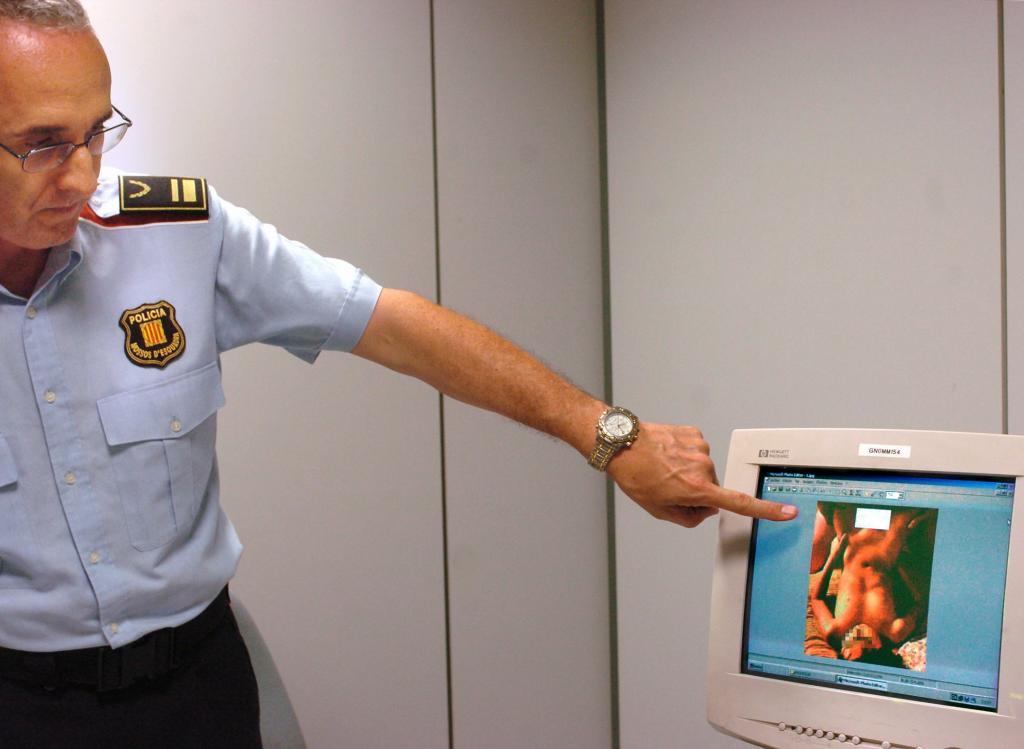 Un agente de Mossos señalando una web de pornografía.