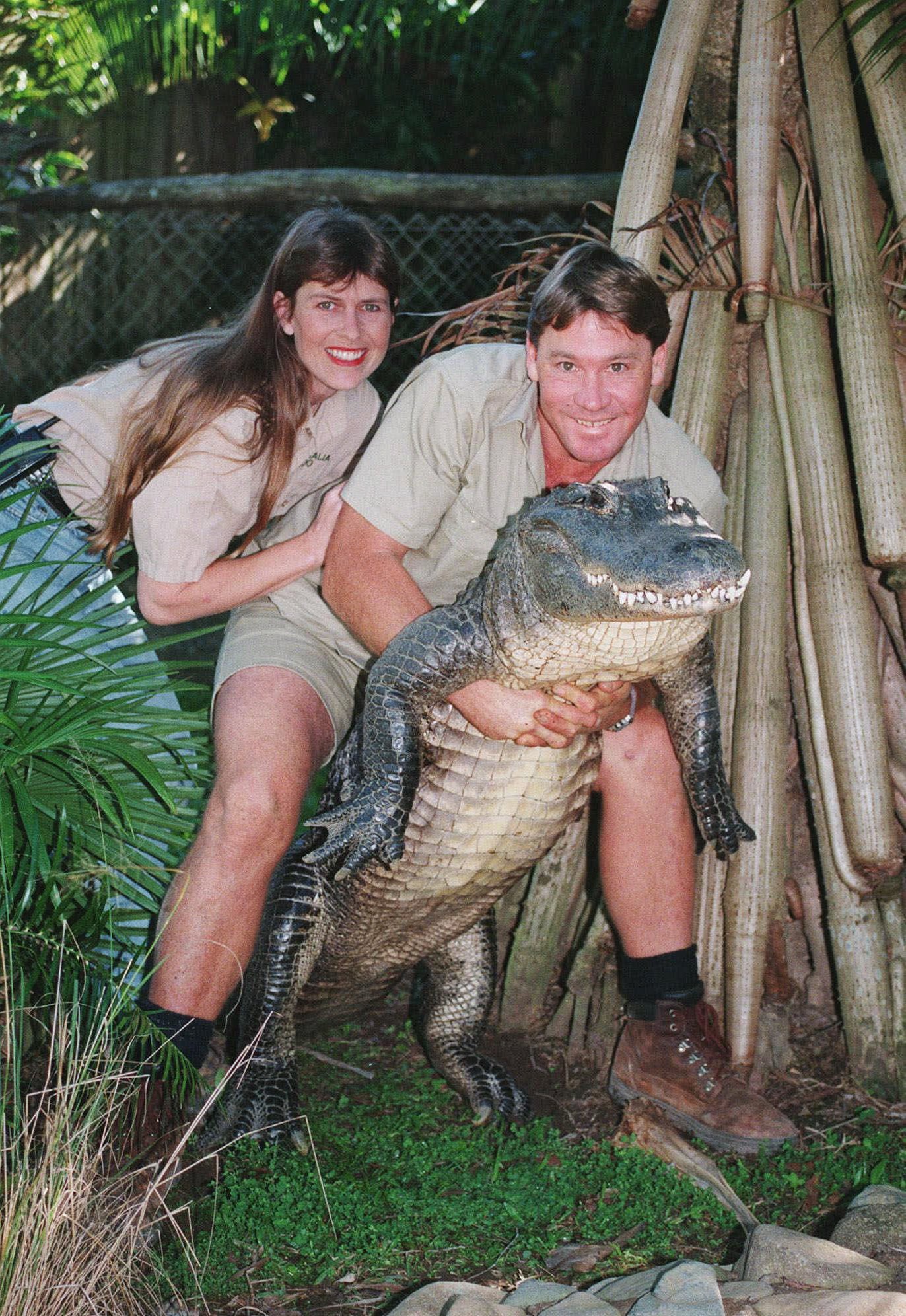 Steve Irwin y su mujer, Terri, con un cocodrilo.