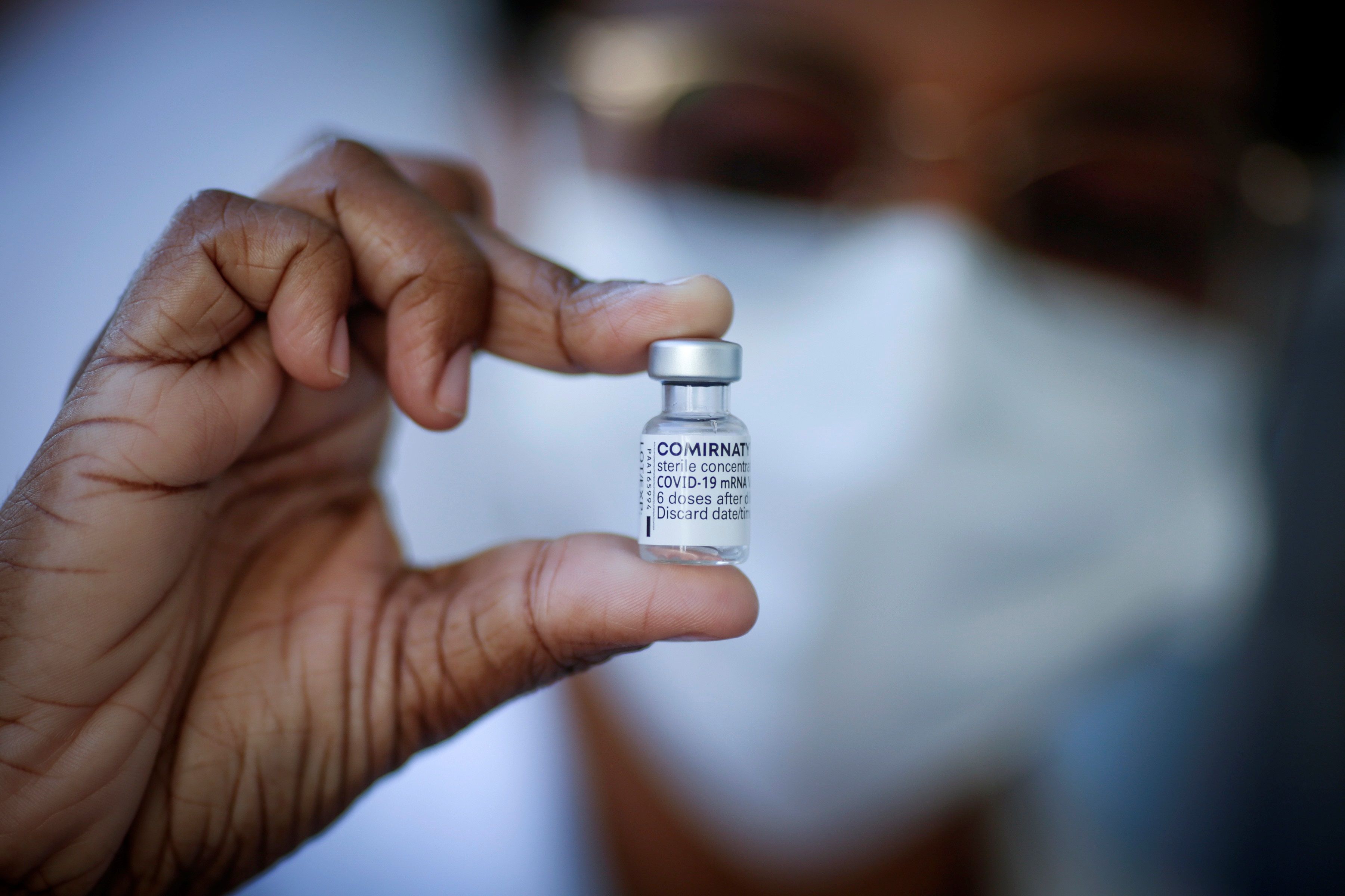 Una trabajadora sanitaria sostiene una dosis de una vacuna en Río de Janeiro, Brasil.