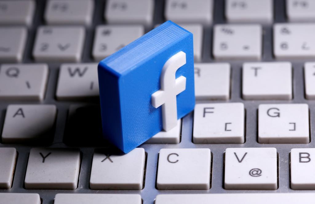 Una ficha con el logo de Facebook sobre un teclado