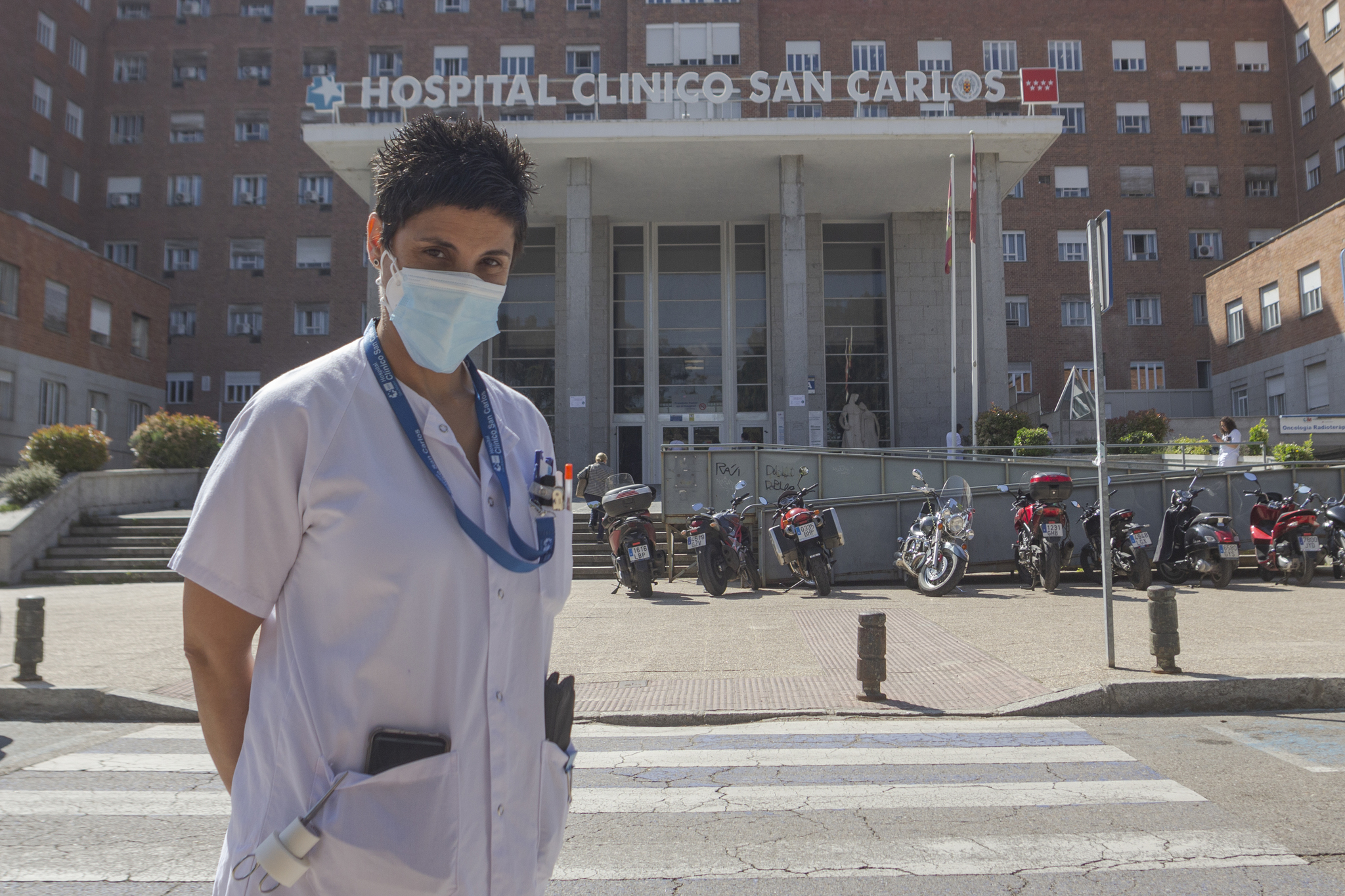 Una enfermera hace su descanso frente a las instalaciones del Hospital Clnico San Carlos.