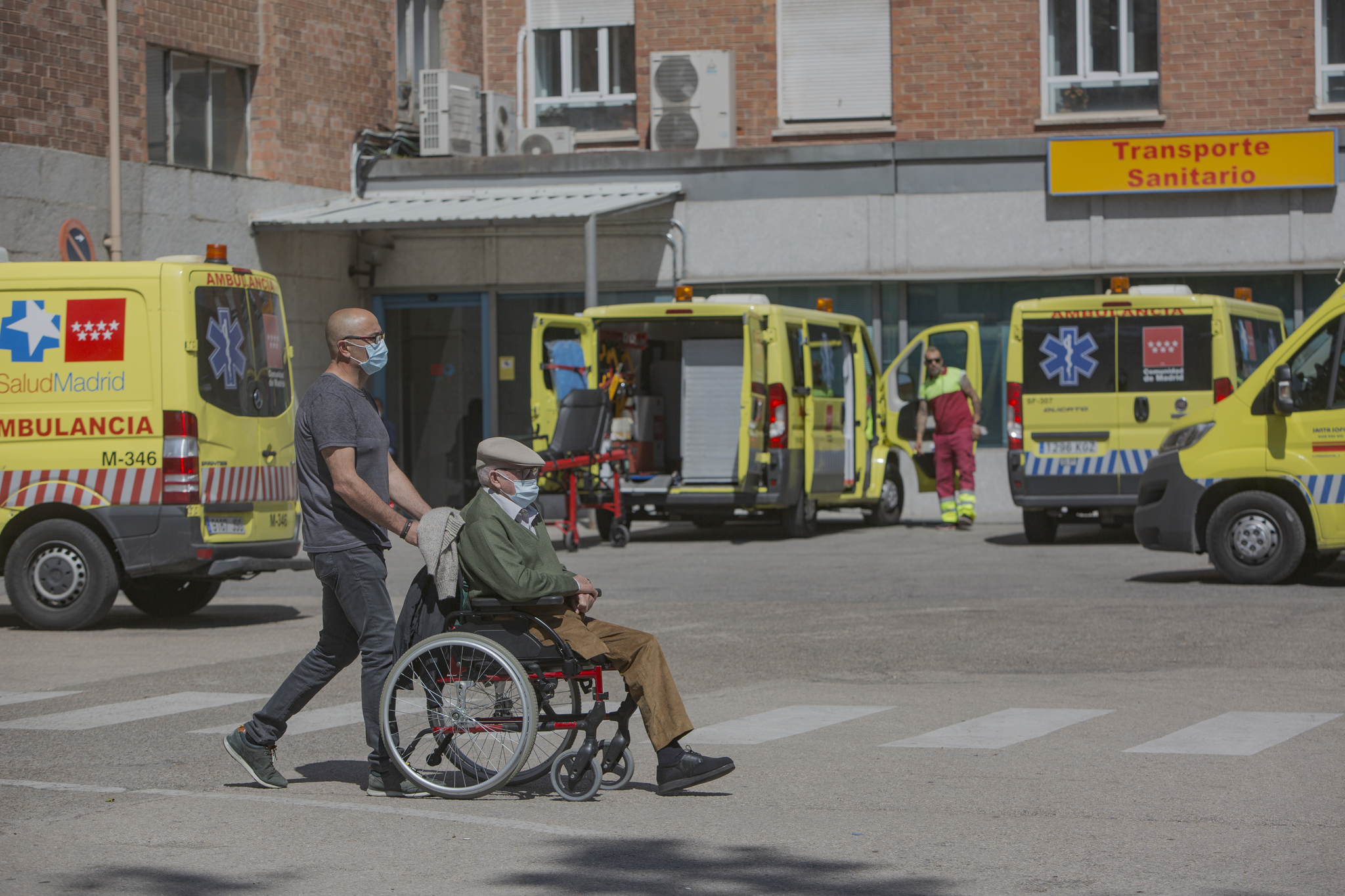 Un paciente abandona en silla de ruedas las instalaciones del hospital.