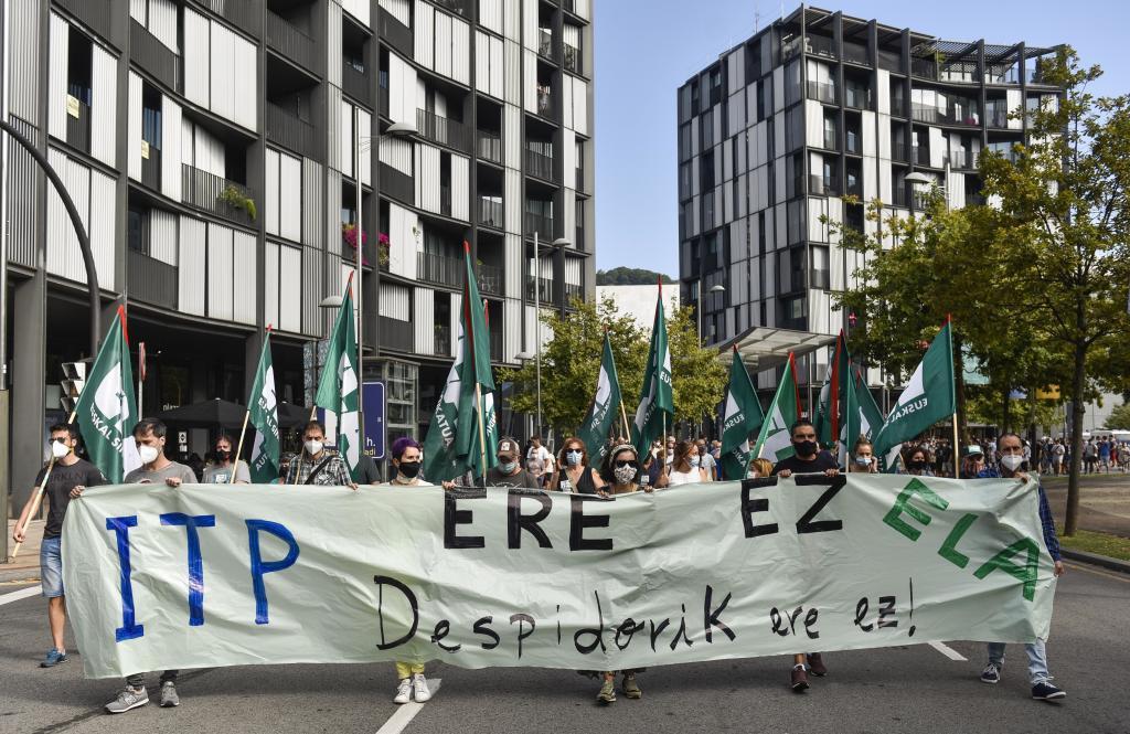 Trabajadores de ITP se manifiestan en la plaza Euskadi de Bilbao en contra de los despidos en una marcha de ELA.