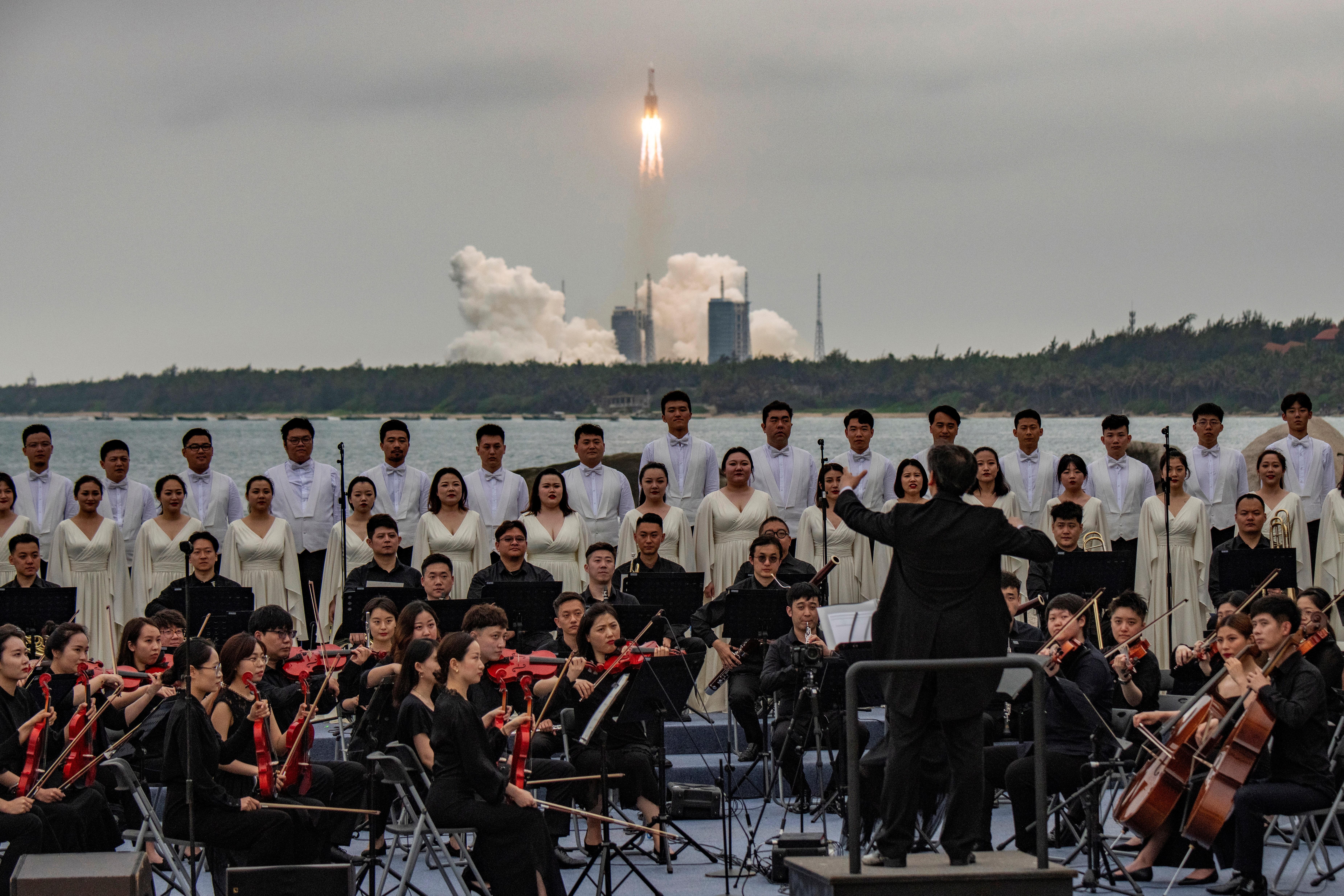 Miembros de la Xian Symphony Orchestra and Chorus act