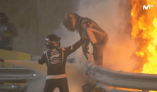 Grosjean sale del coche tras su accidente en Bahrein.