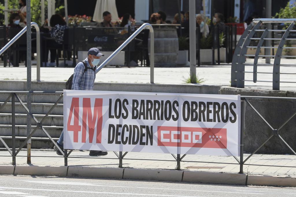 Pancarta prxima al Ayuntamiento de Rivas.