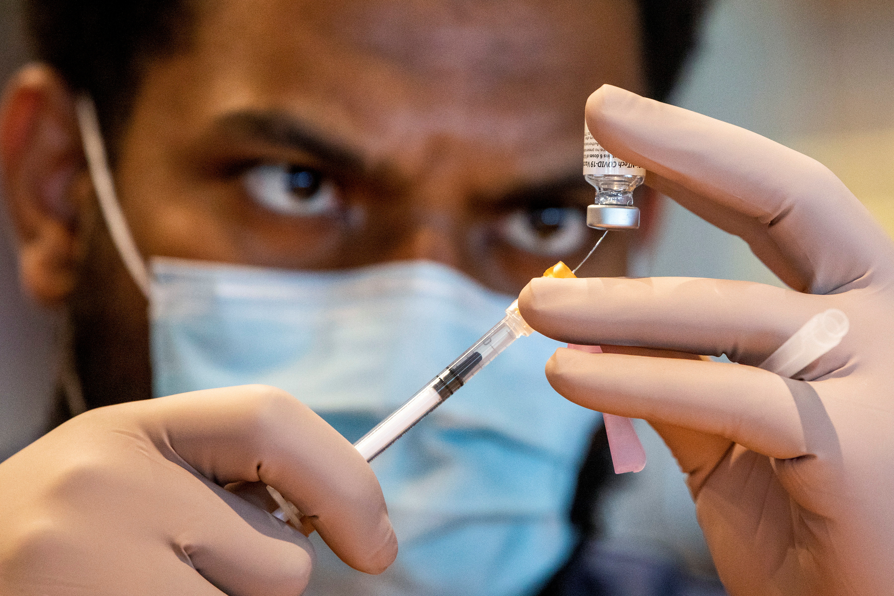 Un sanitario prepara una dosis de la vacuna de Pfizer, este miércoles, en Ontario (Canadá).