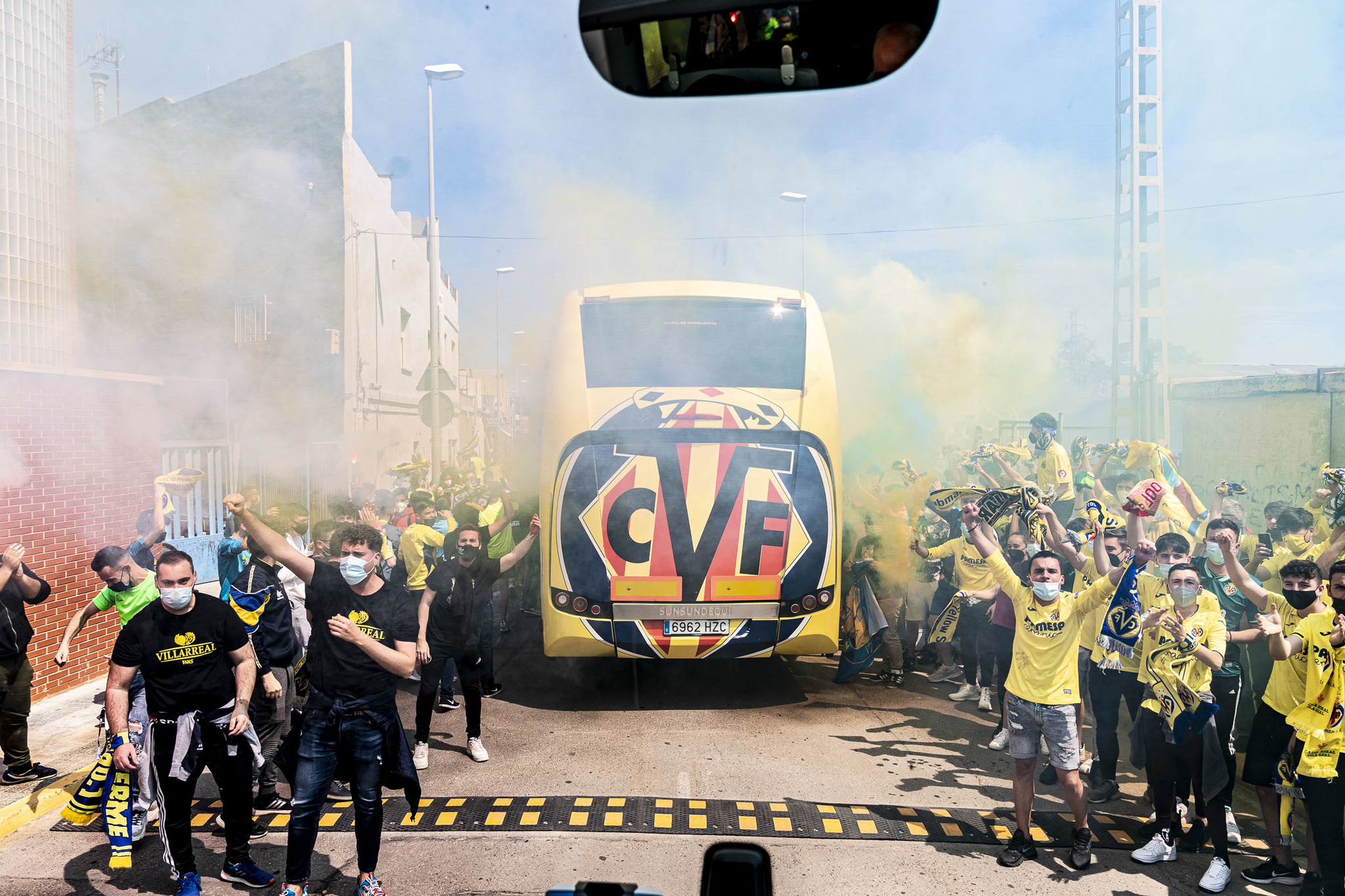 Centenares de aficionados del Villarreal despidieron al equipo antes de poner rumbo a Londres.