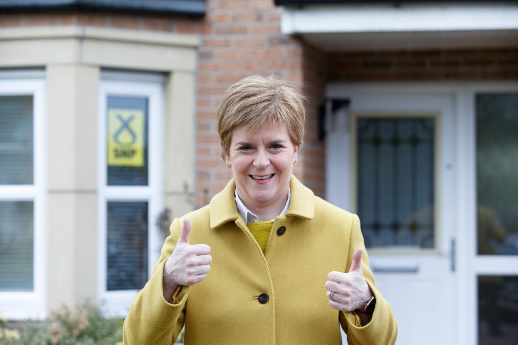 La ministra principal de Escocia, Nicola Sturgeon, en su casa de Glasgow, momentos antes de ir a votar en las elecciones de ayer.