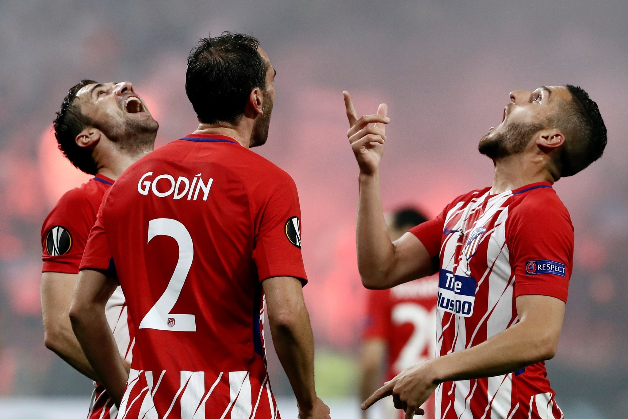 Godn, Gabi y Koke, celebrando un gol.